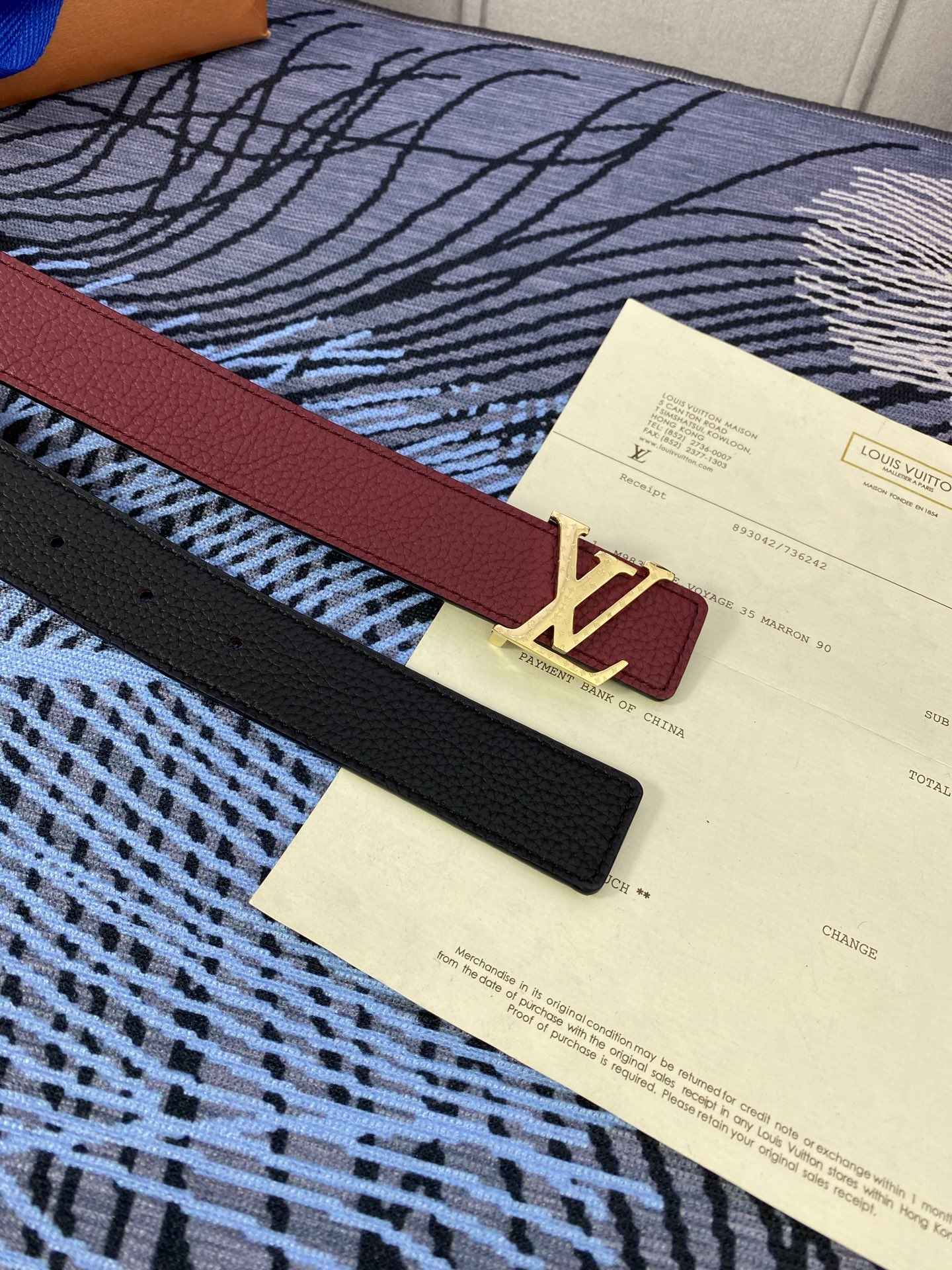 3.0宽 女款双面腰带，双色切换，荔枝纹牛皮触感细腻，金属扣饰精致，彰显优雅与个性，是时尚女性的精致之选