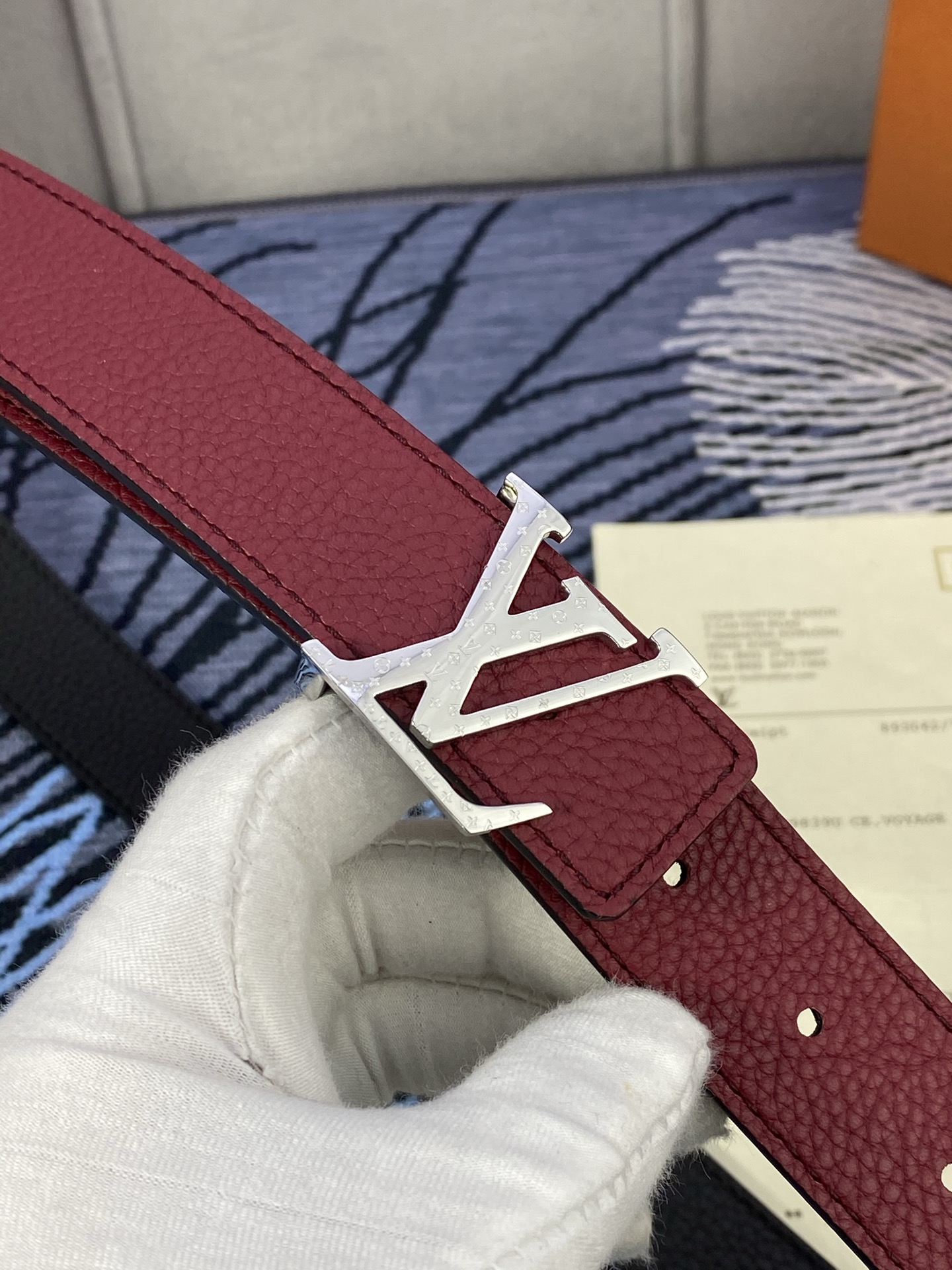 3.0宽 女款双面腰带，双色切换，荔枝纹牛皮触感细腻，金属扣饰精致，彰显优雅与个性，是时尚女性的精致之选