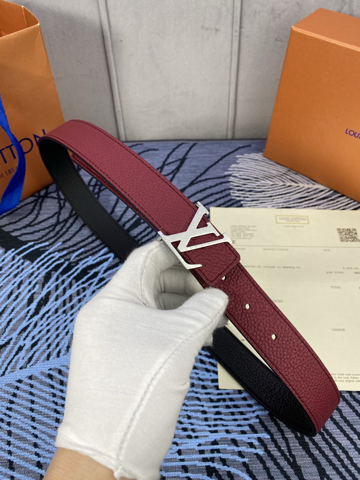 3.0宽 女款双面腰带，双色切换，荔枝纹牛皮触感细腻，金属扣饰精致，彰显优雅与个性，是时尚女性的精致之选