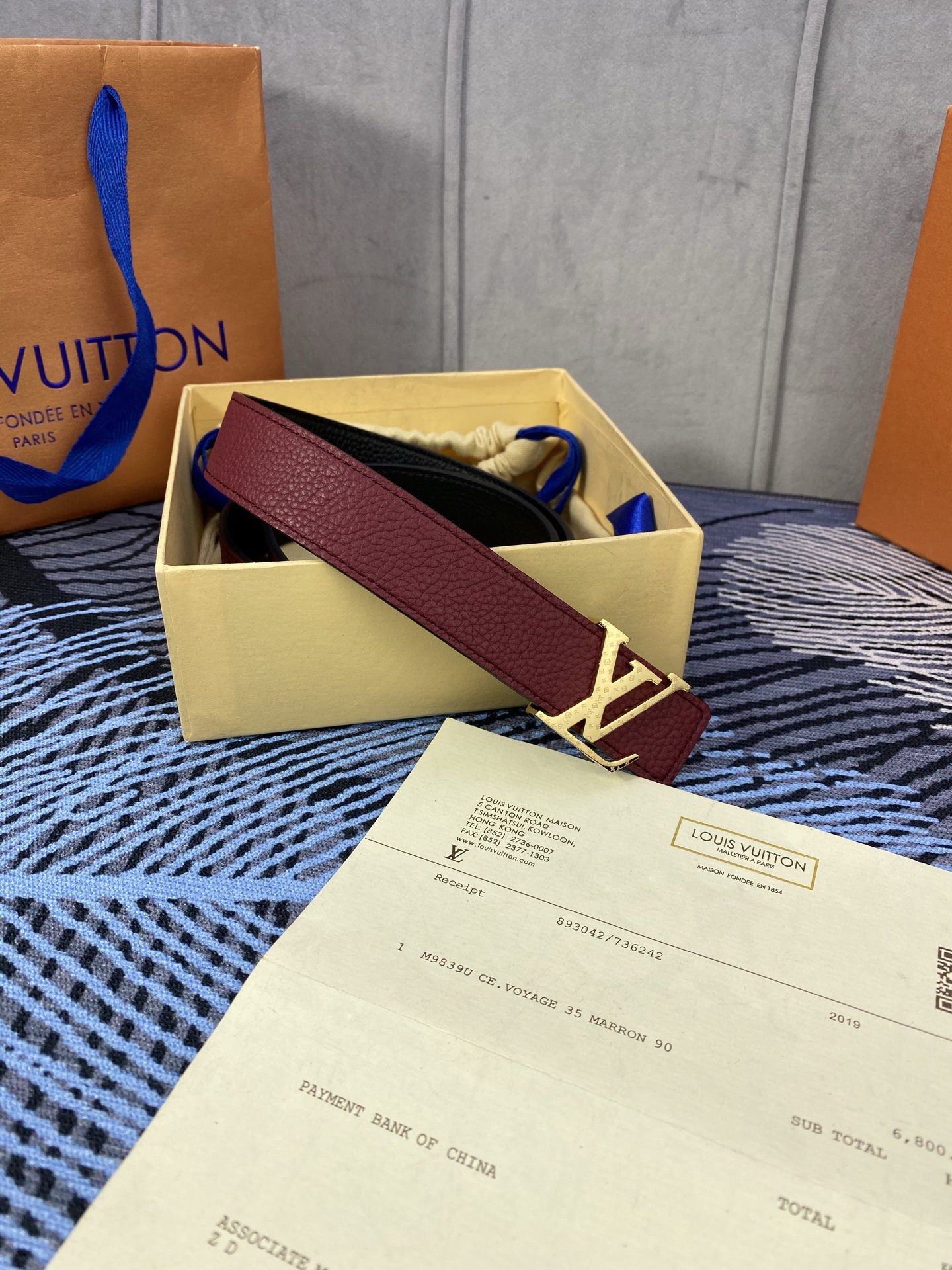 3.0宽 女款双面腰带，双色切换，荔枝纹牛皮触感细腻，金属扣饰精致，彰显优雅与个性，是时尚女性的精致之选