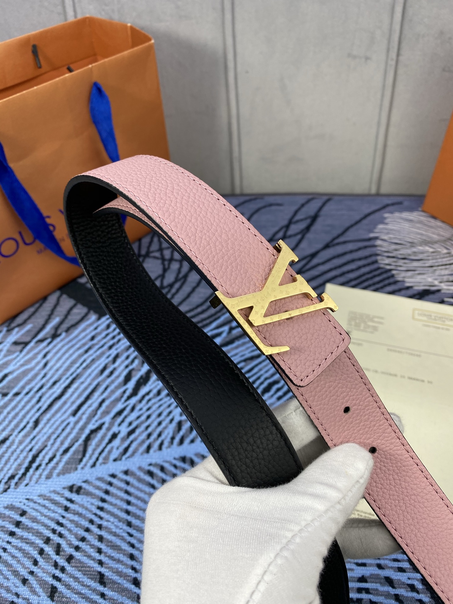 3.0宽 女款双面腰带，双色切换，荔枝纹牛皮触感细腻，金属扣饰精致，彰显优雅与个性，是时尚女性的精致之选