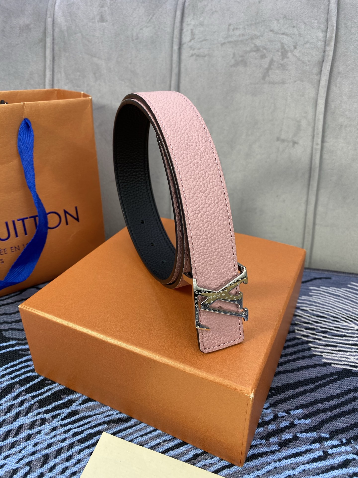 3.0宽 女款双面腰带，双色切换，荔枝纹牛皮触感细腻，金属扣饰精致，彰显优雅与个性，是时尚女性的精致之选