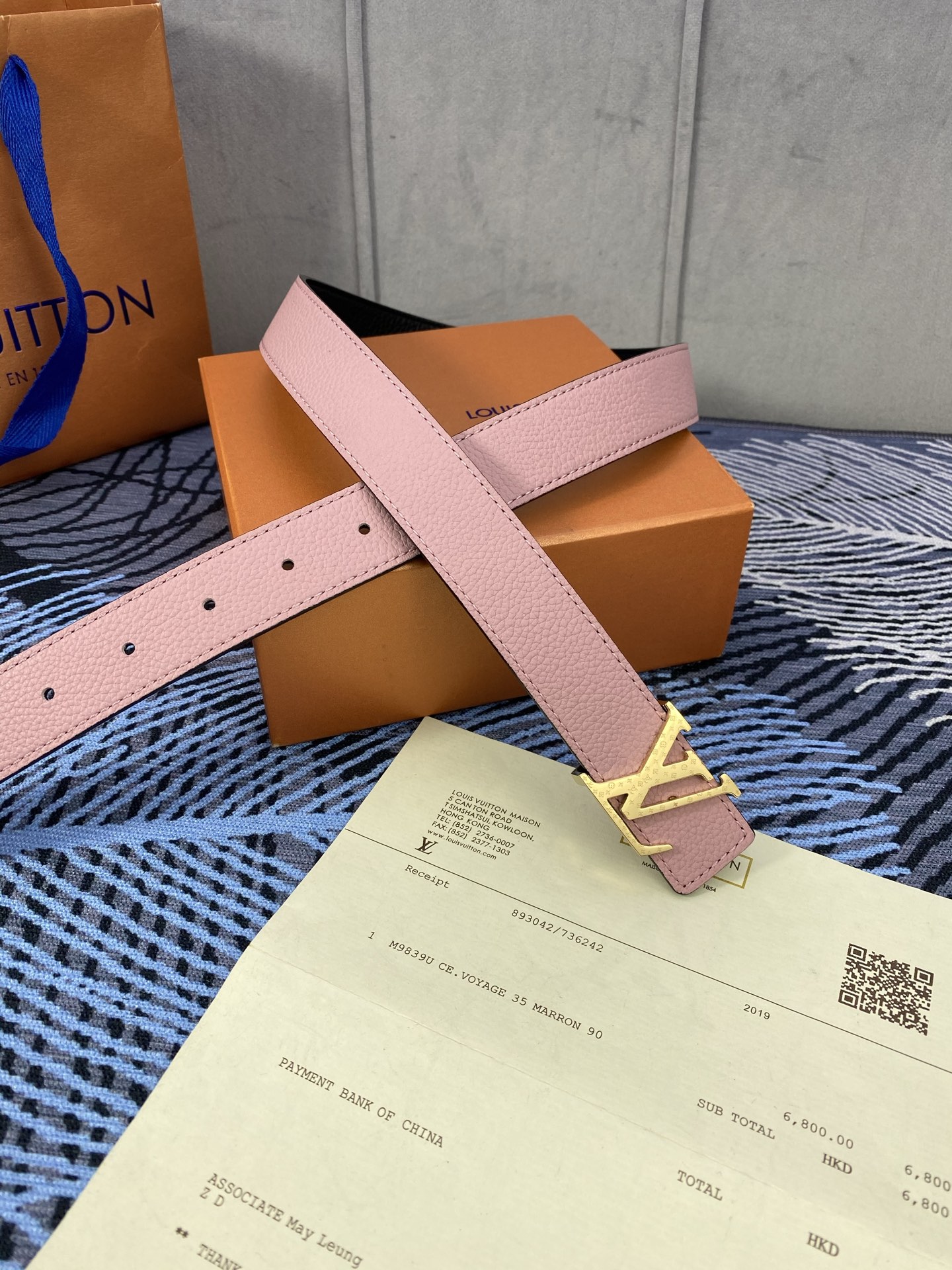 3.0宽 女款双面腰带，双色切换，荔枝纹牛皮触感细腻，金属扣饰精致，彰显优雅与个性，是时尚女性的精致之选