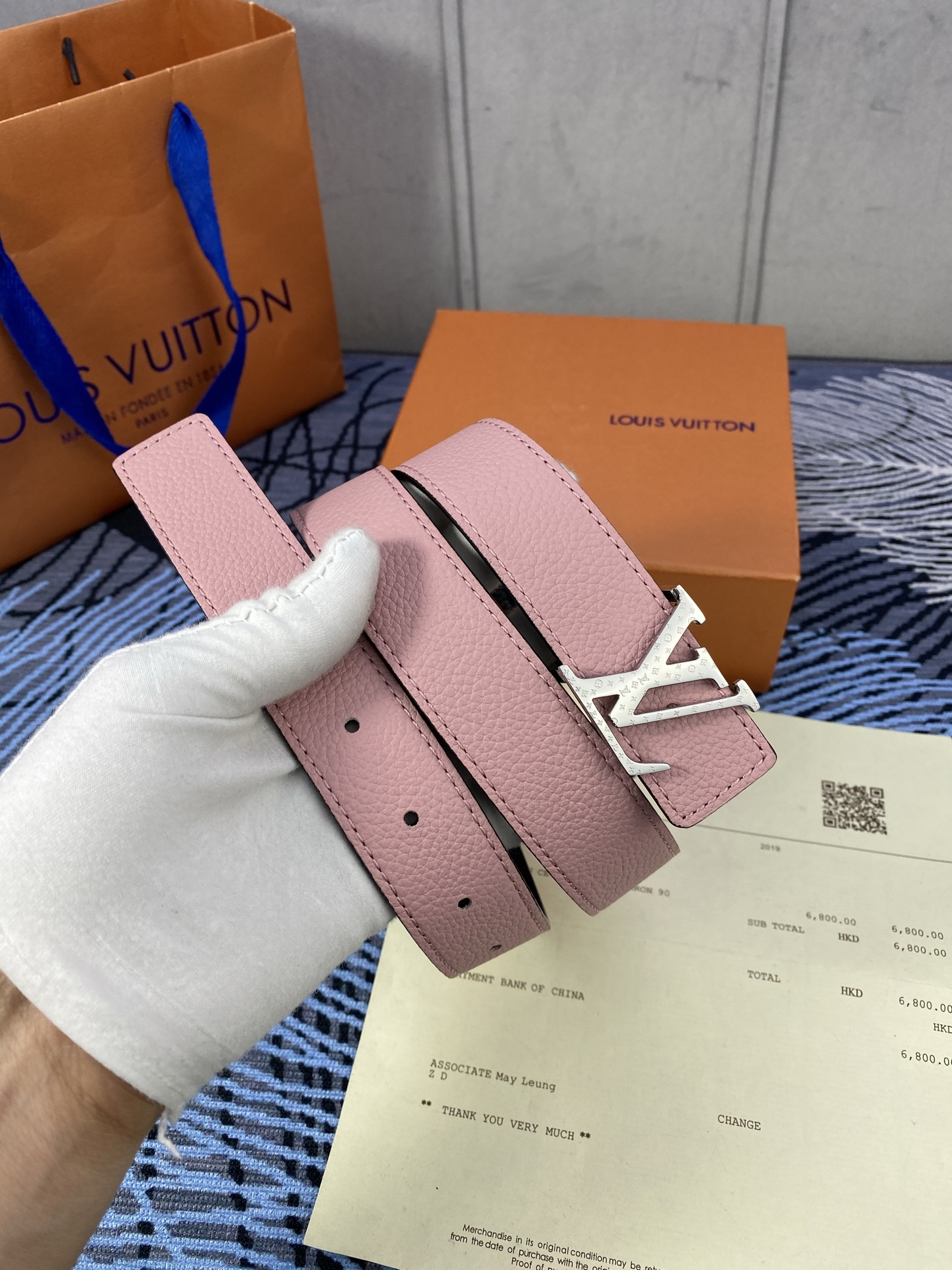 3.0宽 女款双面腰带，双色切换，荔枝纹牛皮触感细腻，金属扣饰精致，彰显优雅与个性，是时尚女性的精致之选