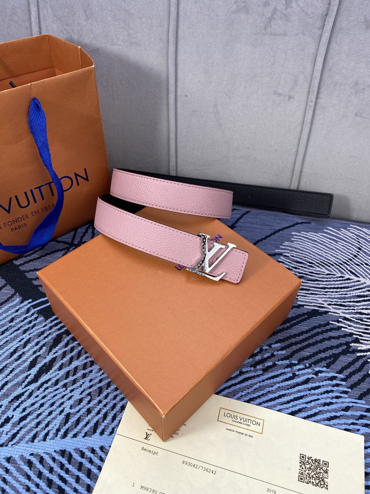 3.0宽 女款双面腰带，双色切换，荔枝纹牛皮触感细腻，金属扣饰精致，彰显优雅与个性，是时尚女性的精致之选