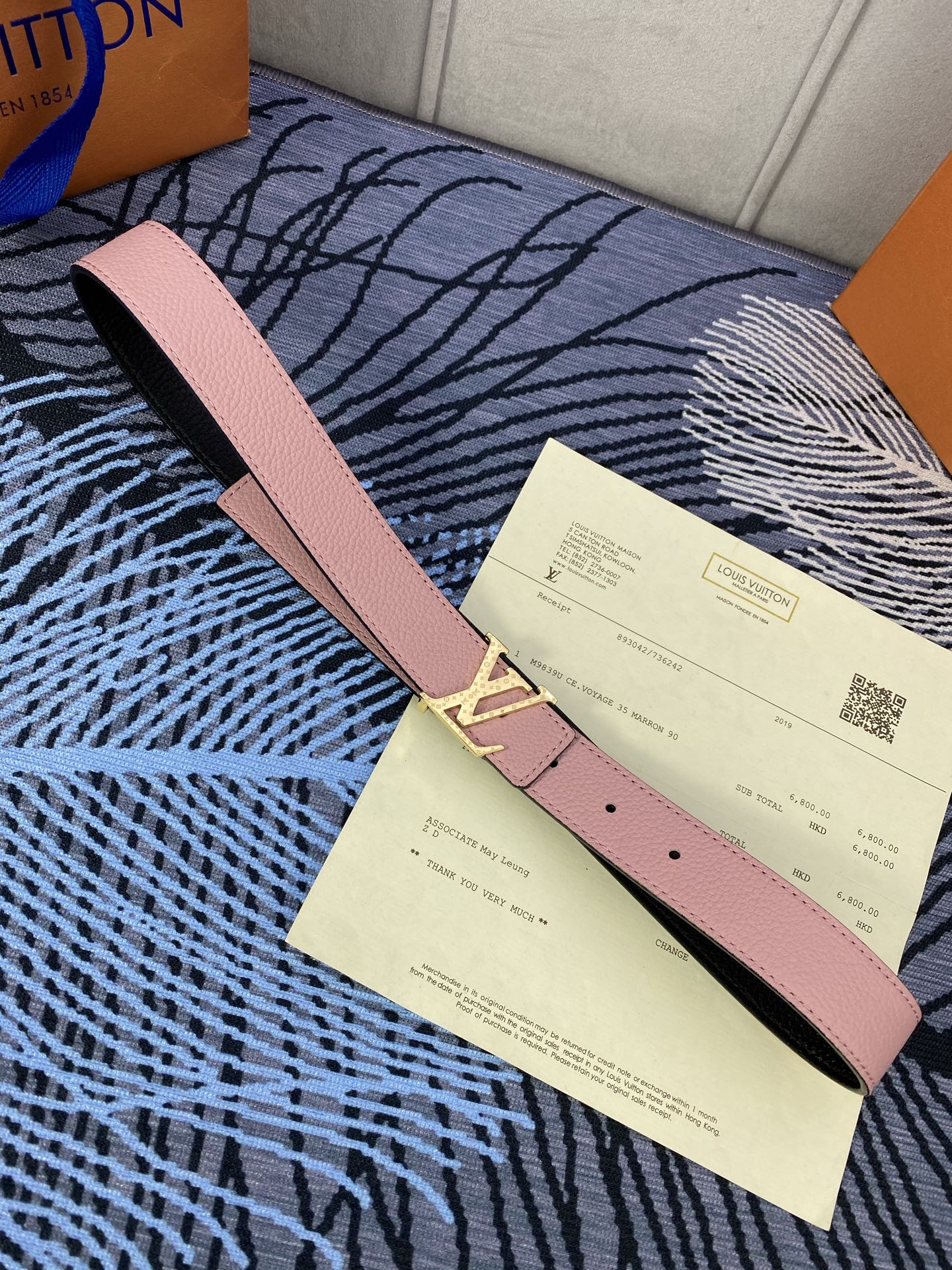 3.0宽 女款双面腰带，双色切换，荔枝纹牛皮触感细腻，金属扣饰精致，彰显优雅与个性，是时尚女性的精致之选