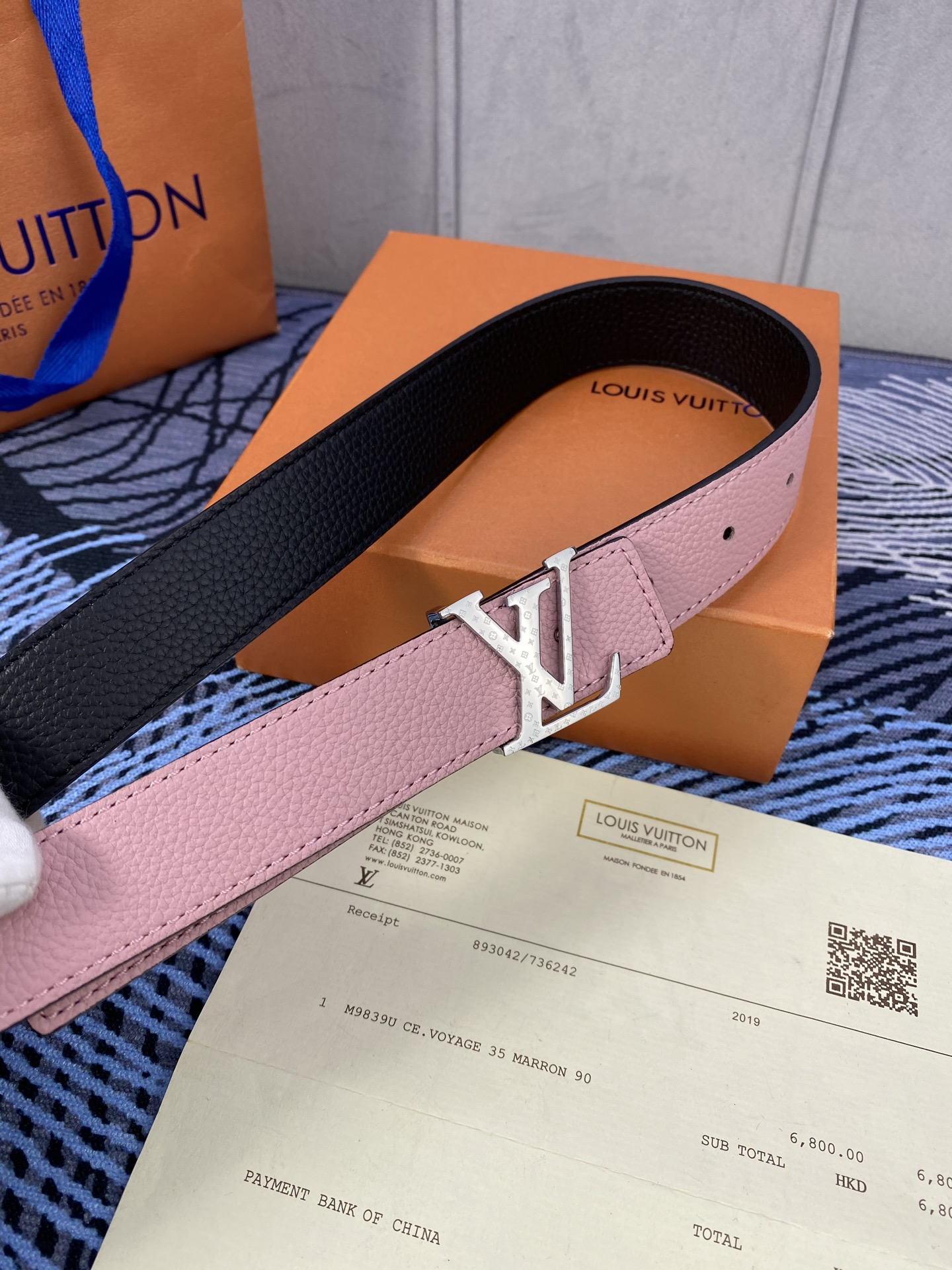 3.0宽 女款双面腰带，双色切换，荔枝纹牛皮触感细腻，金属扣饰精致，彰显优雅与个性，是时尚女性的精致之选