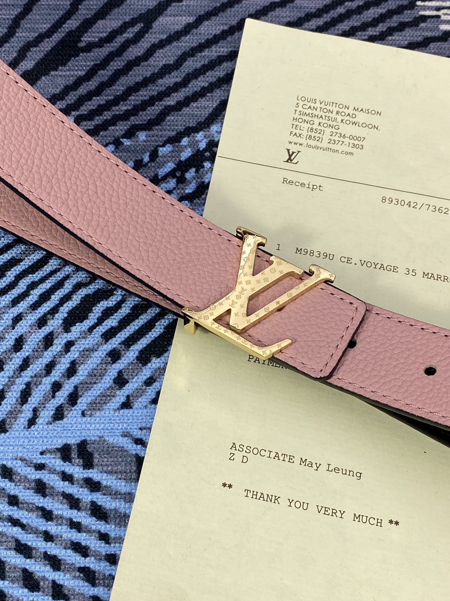 3.0宽 女款双面腰带，双色切换，荔枝纹牛皮触感细腻，金属扣饰精致，彰显优雅与个性，是时尚女性的精致之选