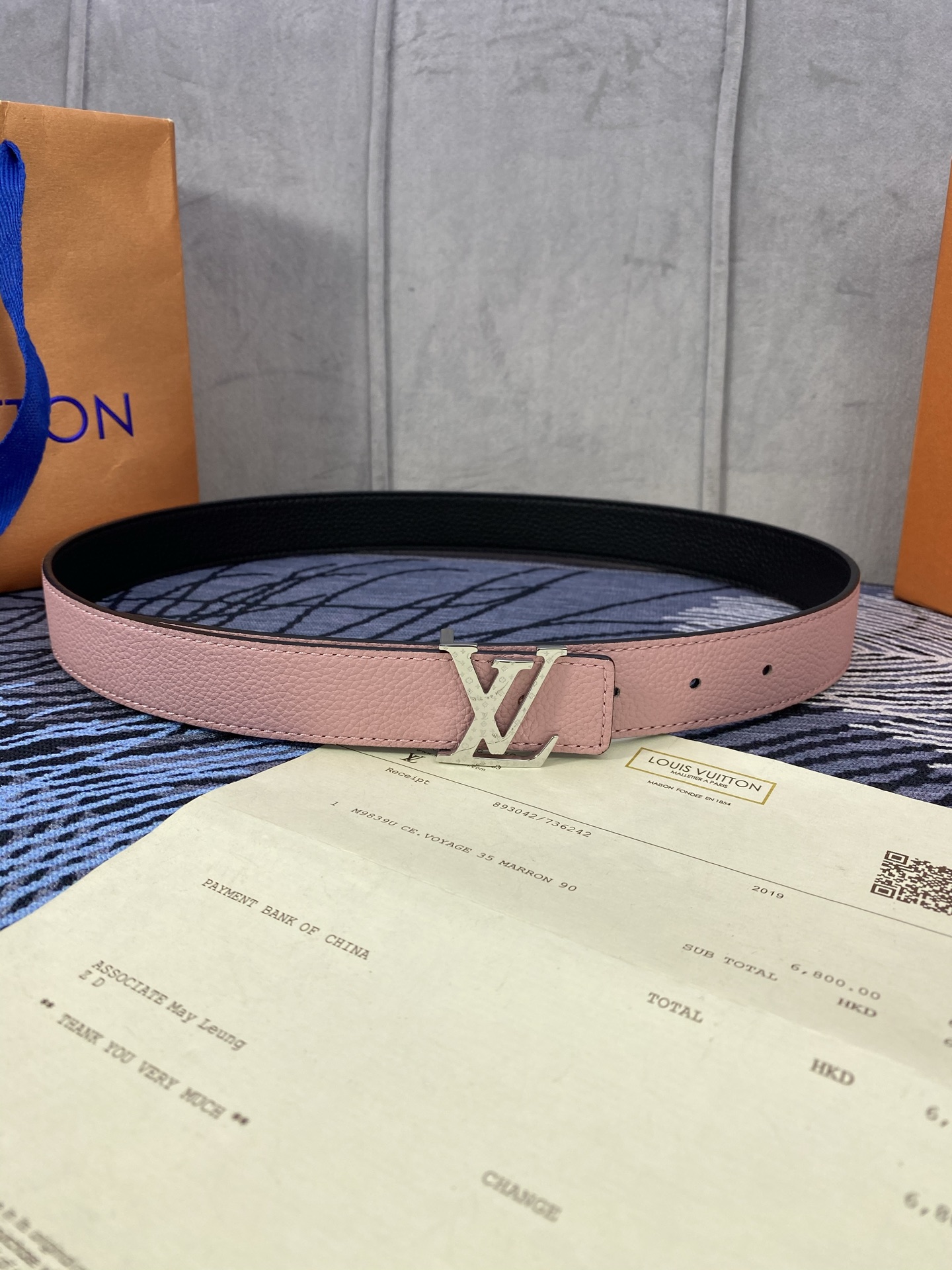 3.0宽 女款双面腰带，双色切换，荔枝纹牛皮触感细腻，金属扣饰精致，彰显优雅与个性，是时尚女性的精致之选