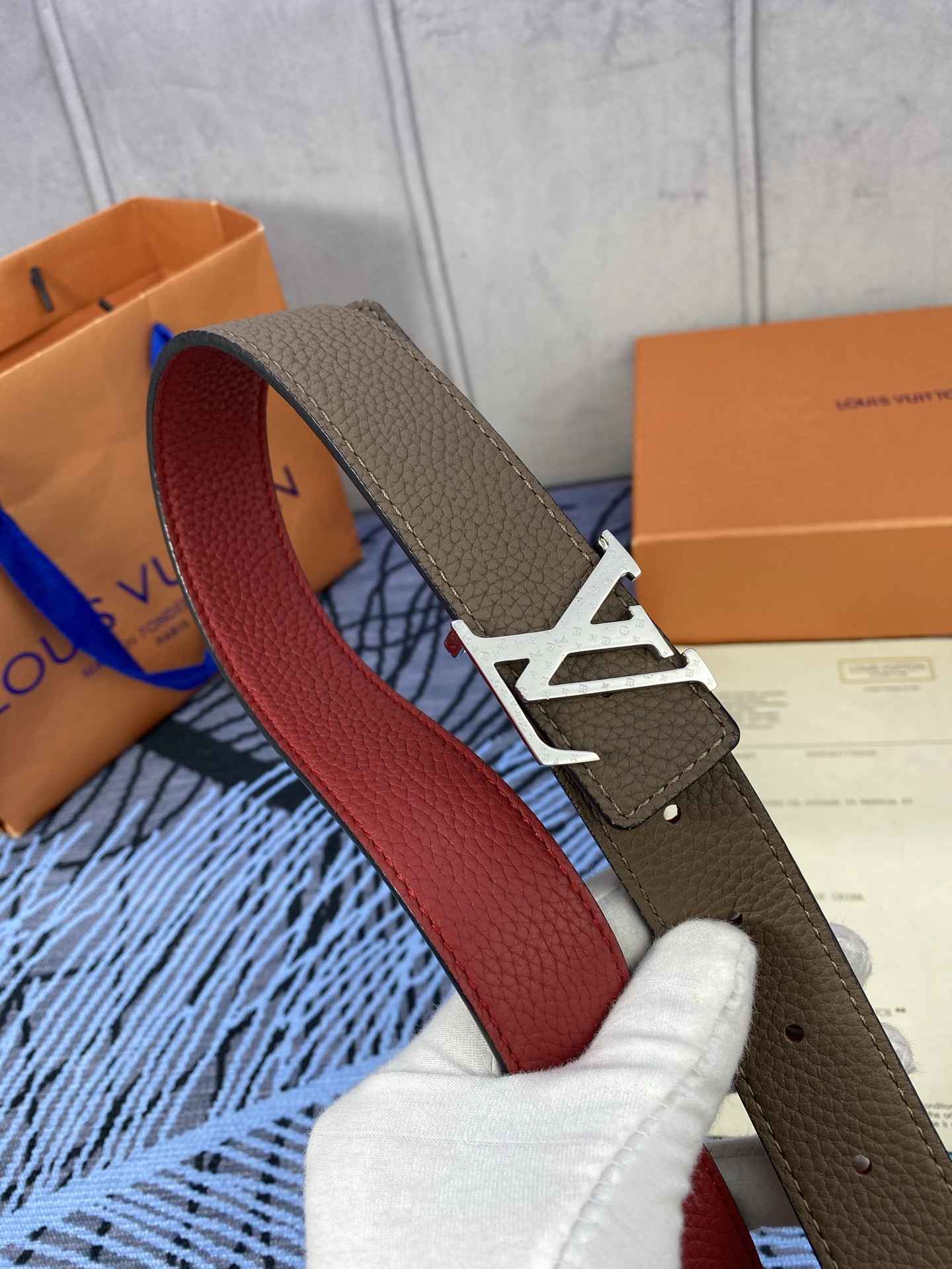 3.0宽 女款双面腰带，双色切换，荔枝纹牛皮触感细腻，金属扣饰精致，彰显优雅与个性，是时尚女性的精致之选