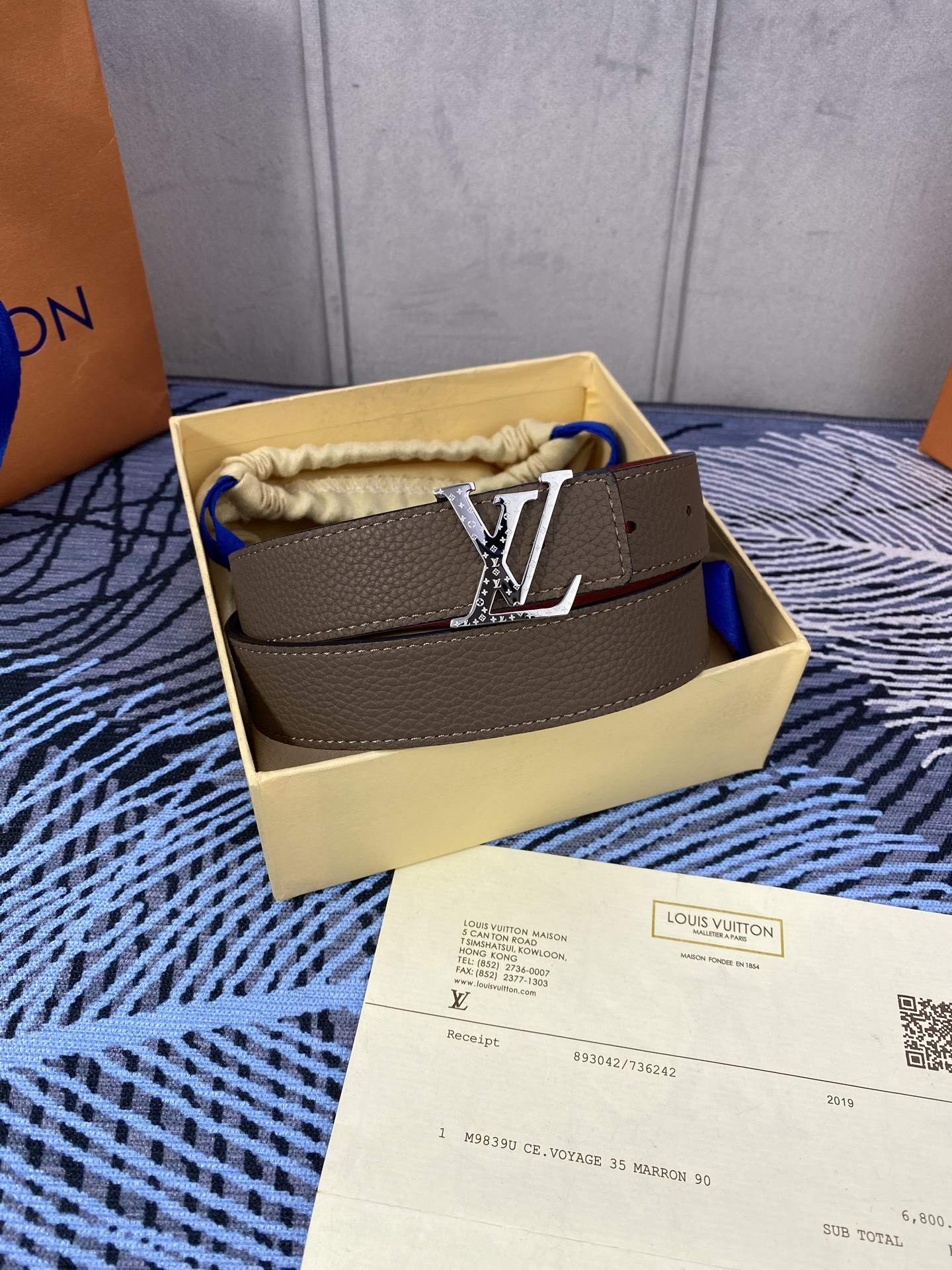 3.0宽 女款双面腰带，双色切换，荔枝纹牛皮触感细腻，金属扣饰精致，彰显优雅与个性，是时尚女性的精致之选