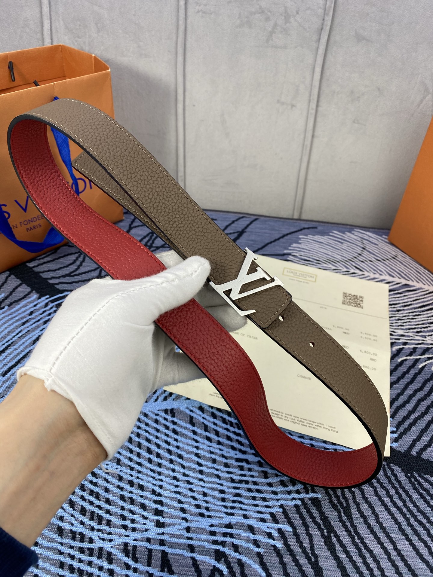 3.0宽 女款双面腰带，双色切换，荔枝纹牛皮触感细腻，金属扣饰精致，彰显优雅与个性，是时尚女性的精致之选