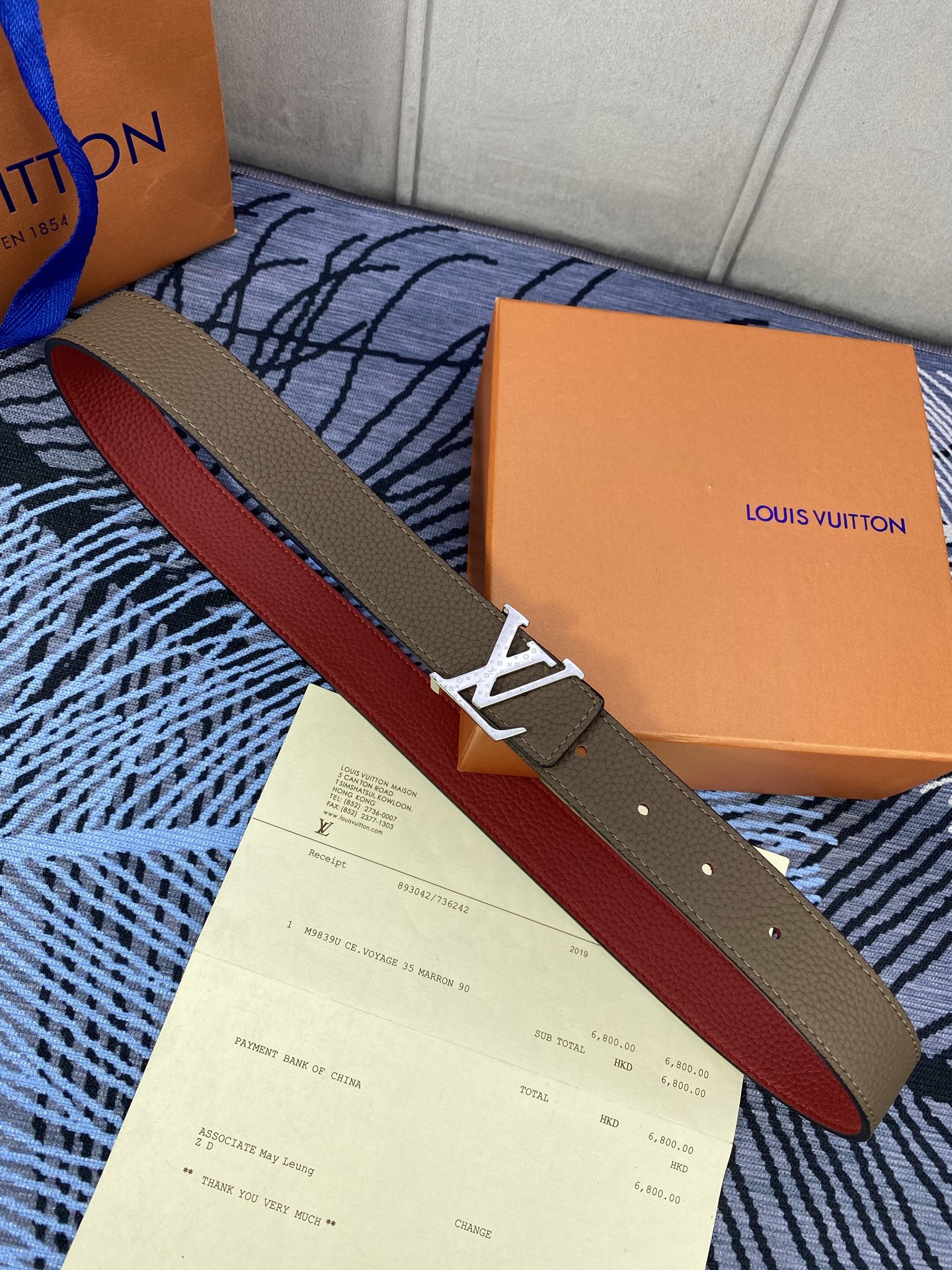 3.0宽 女款双面腰带，双色切换，荔枝纹牛皮触感细腻，金属扣饰精致，彰显优雅与个性，是时尚女性的精致之选