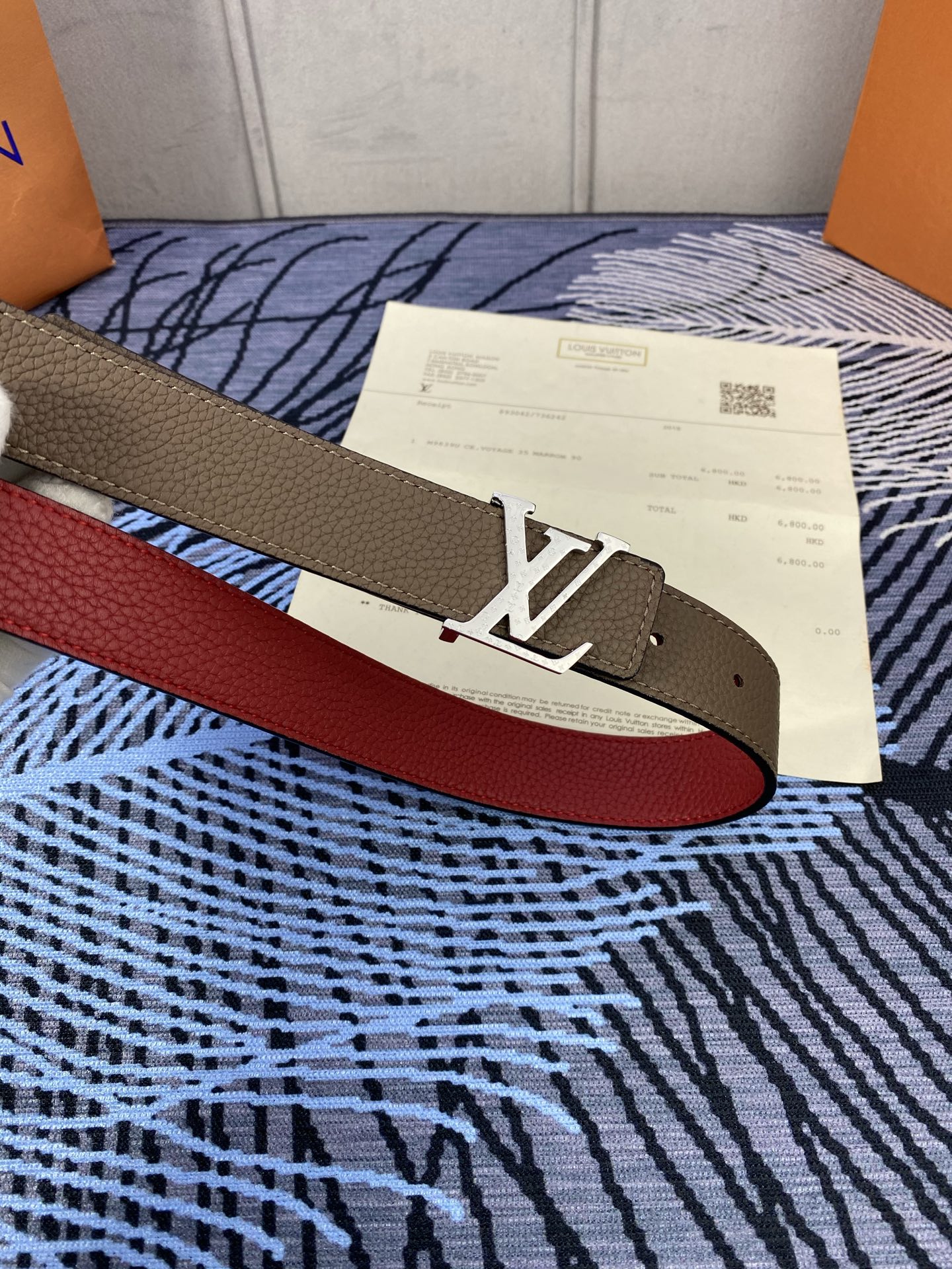 3.0宽 女款双面腰带，双色切换，荔枝纹牛皮触感细腻，金属扣饰精致，彰显优雅与个性，是时尚女性的精致之选