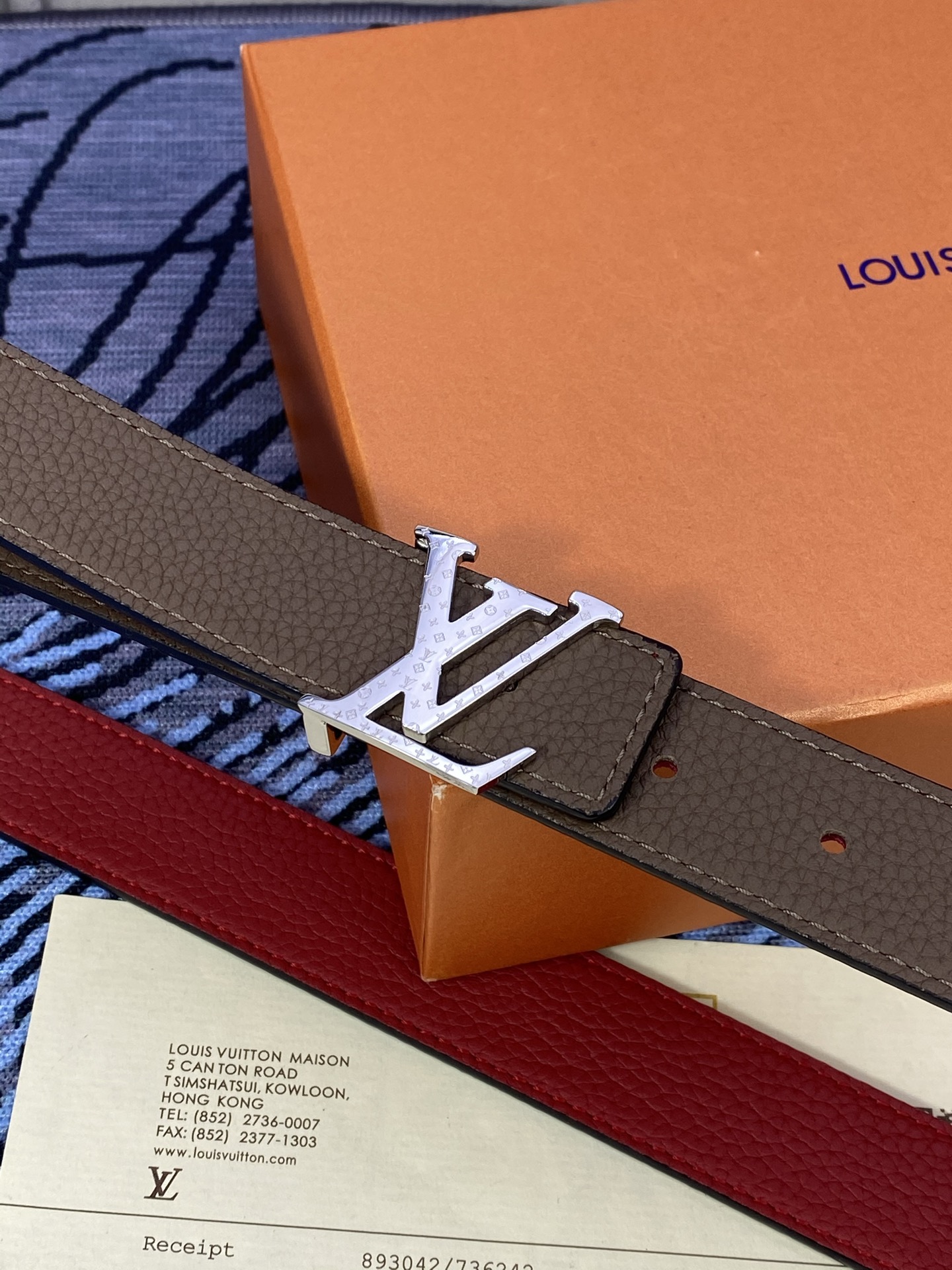 3.0宽 女款双面腰带，双色切换，荔枝纹牛皮触感细腻，金属扣饰精致，彰显优雅与个性，是时尚女性的精致之选