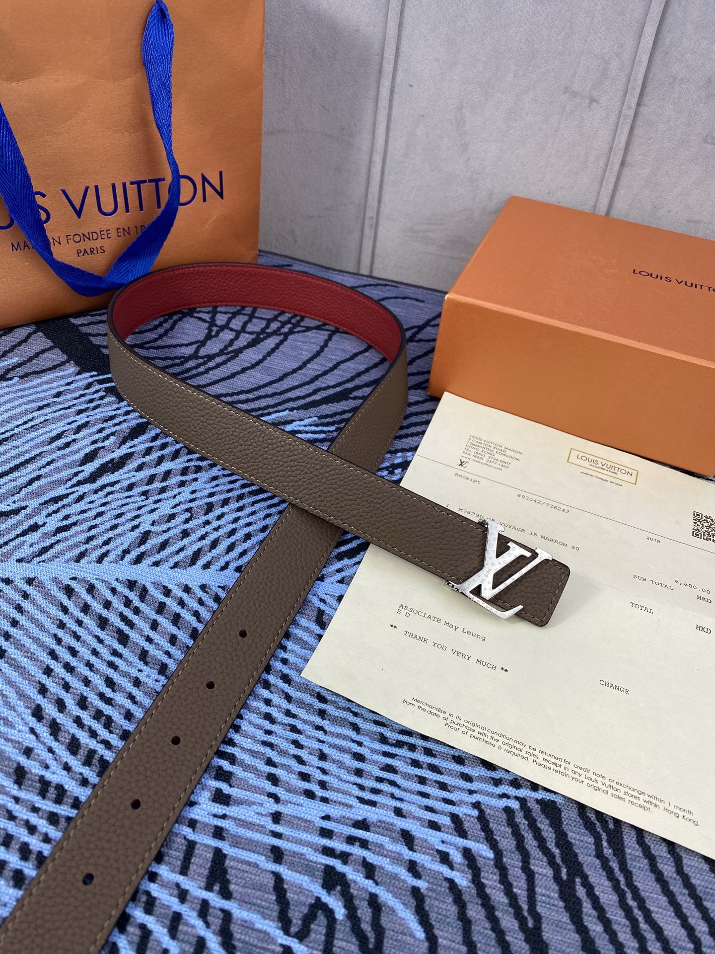 3.0宽 女款双面腰带，双色切换，荔枝纹牛皮触感细腻，金属扣饰精致，彰显优雅与个性，是时尚女性的精致之选