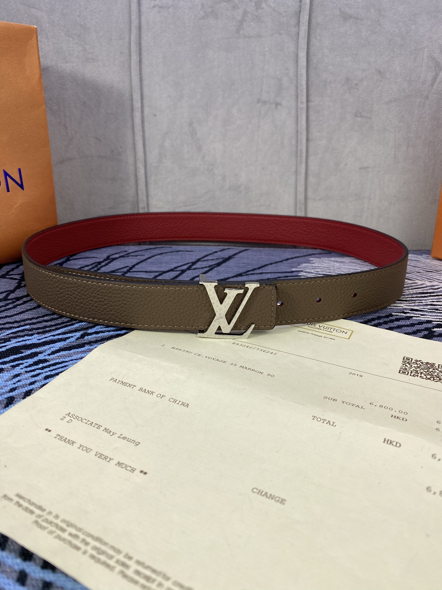 3.0宽 女款双面腰带，双色切换，荔枝纹牛皮触感细腻，金属扣饰精致，彰显优雅与个性，是时尚女性的精致之选