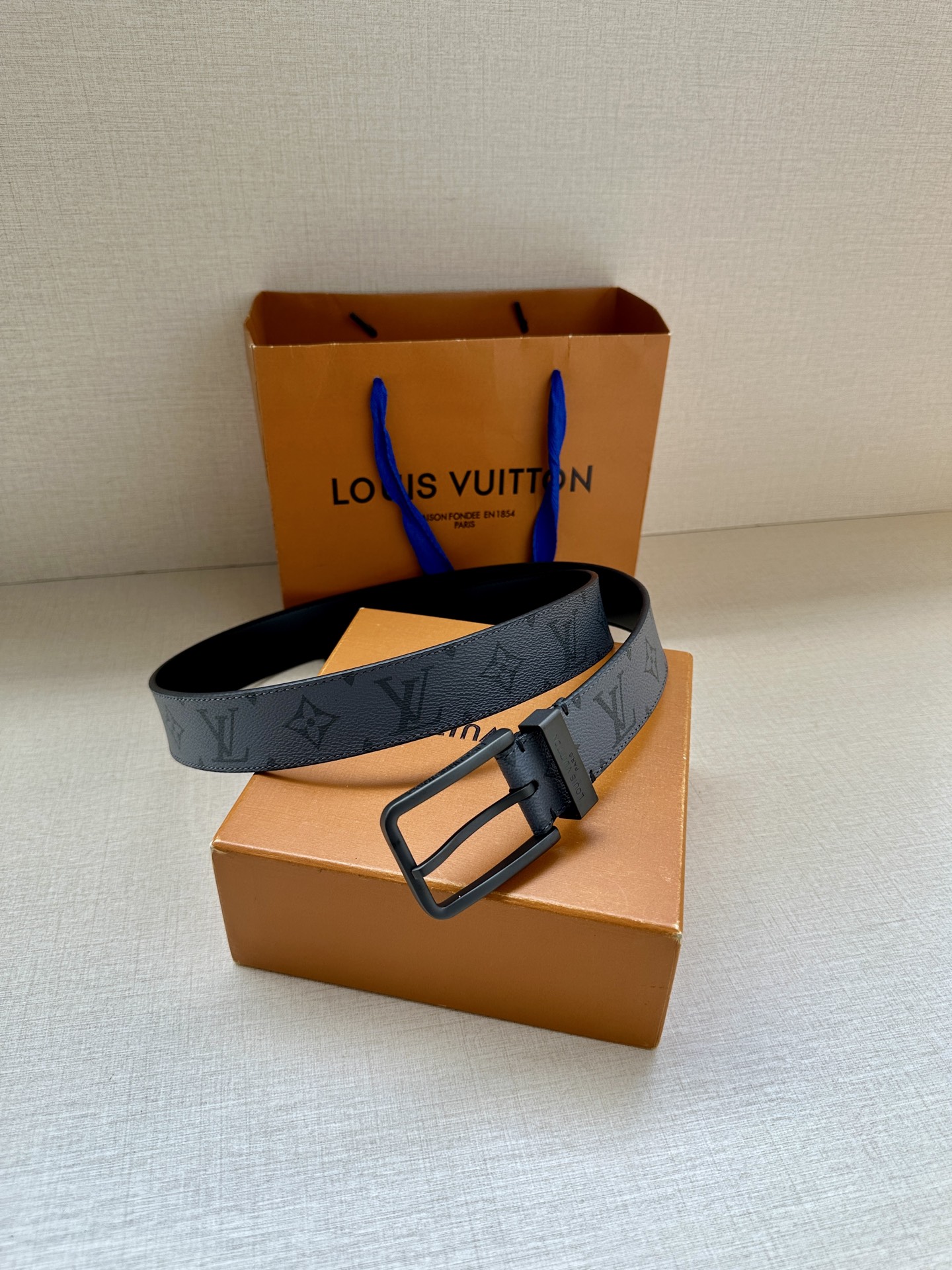 3.4宽 Saint Germain 腰带为 Monogram Eclipse 帆布搭配金属圈，将融入 