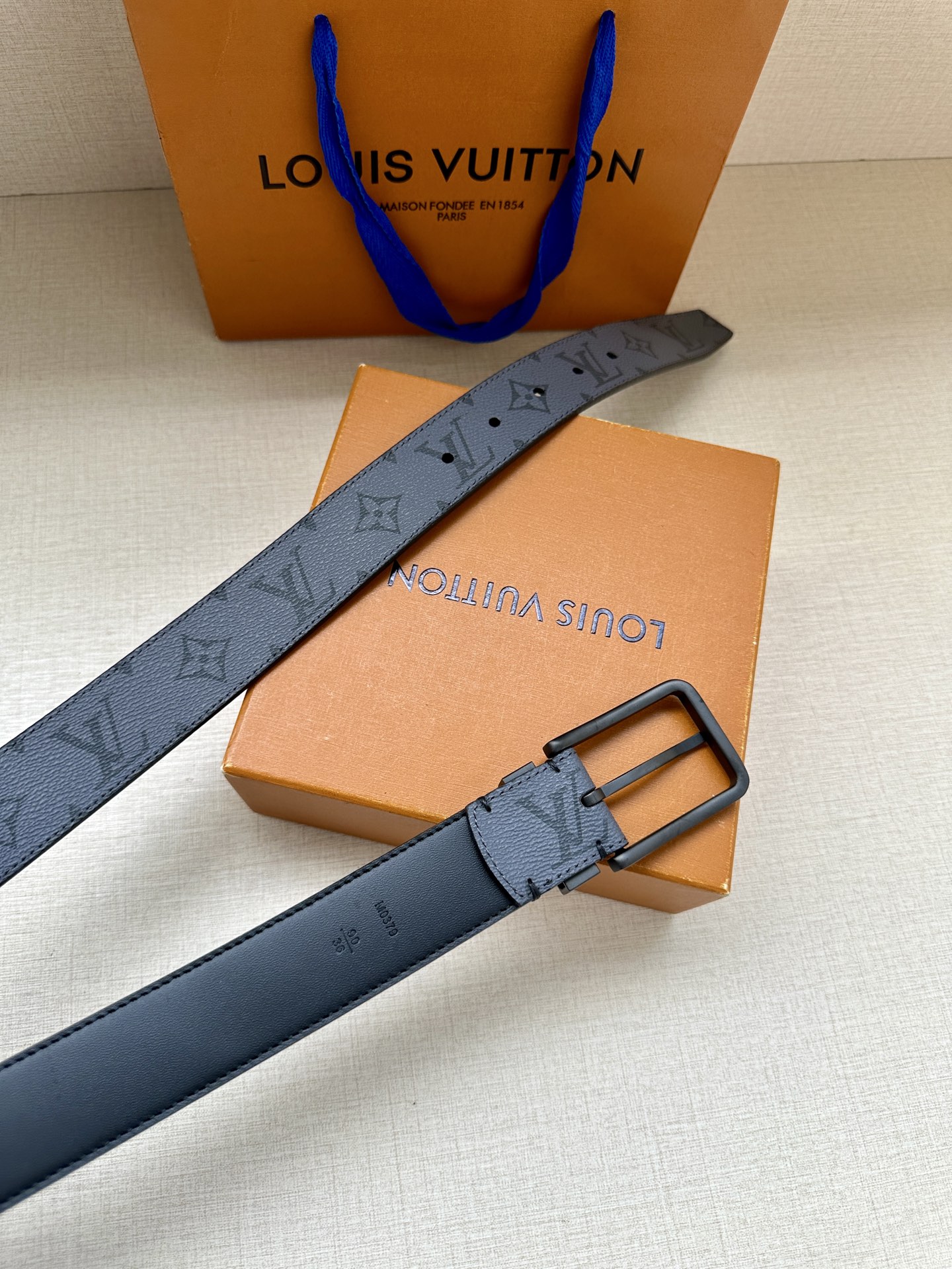 3.4宽 Saint Germain 腰带为 Monogram Eclipse 帆布搭配金属圈，将融入 