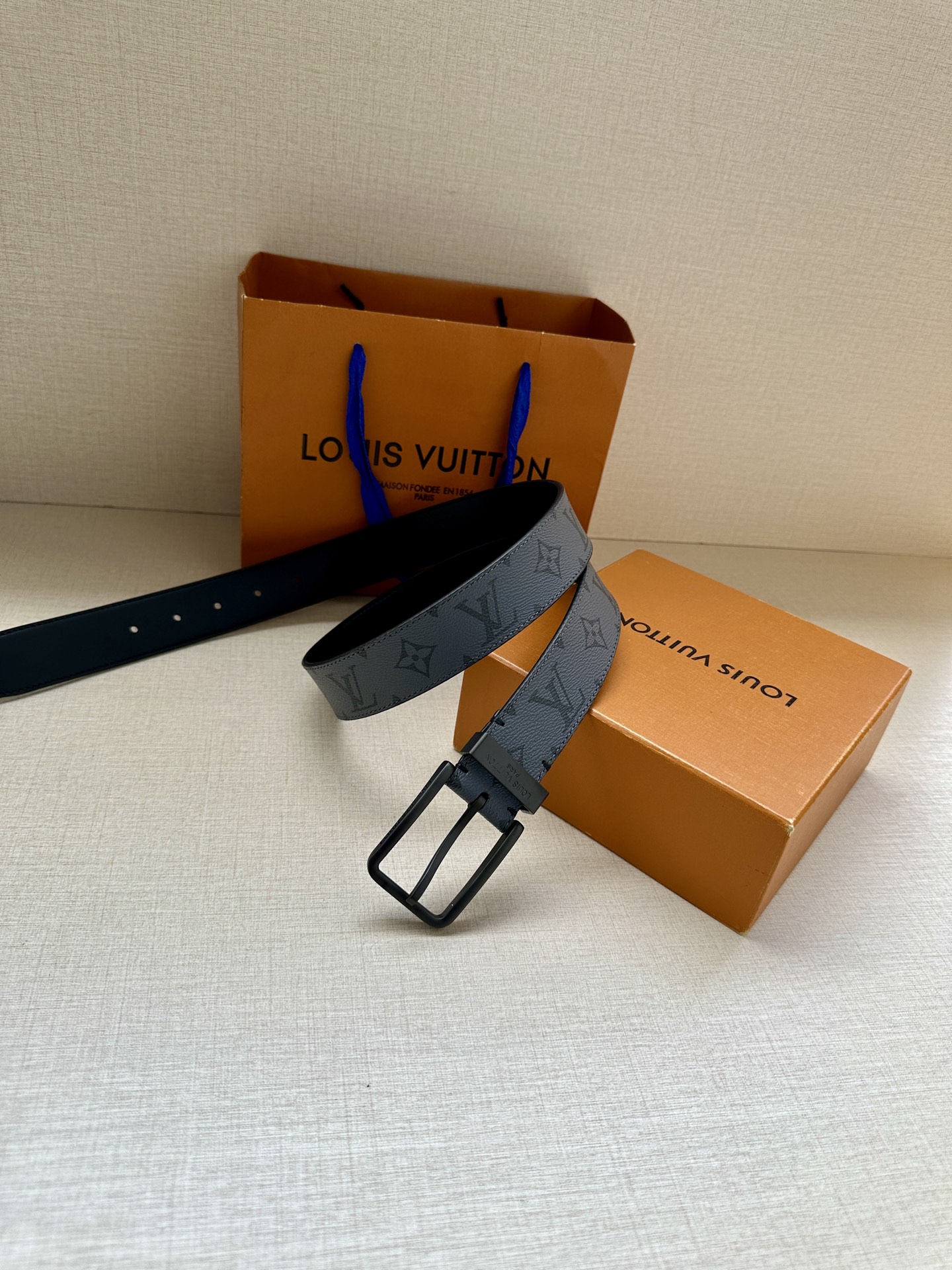 3.4宽 Saint Germain 腰带为 Monogram Eclipse 帆布搭配金属圈，将融入 