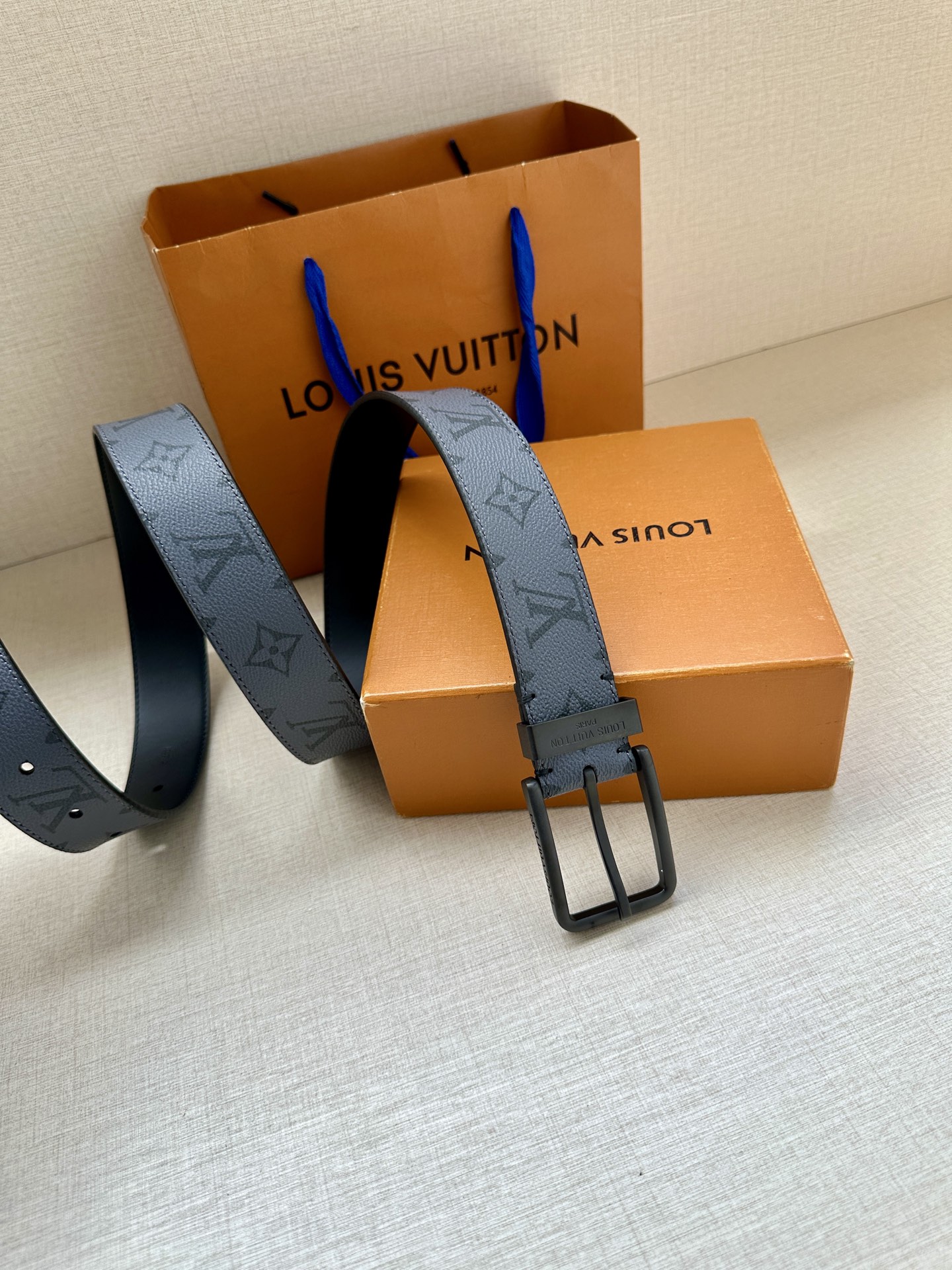 3.4宽 Saint Germain 腰带为 Monogram Eclipse 帆布搭配金属圈，将融入 