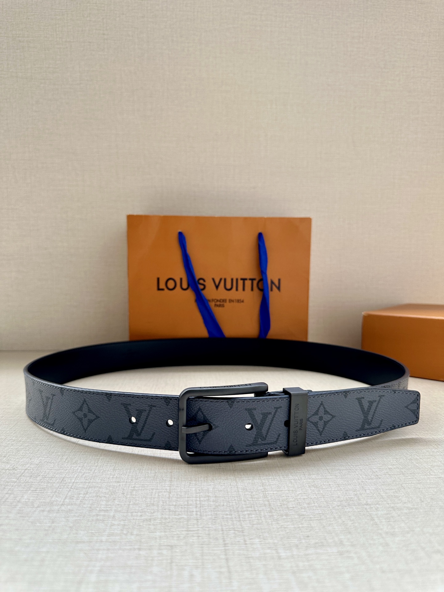 3.4宽 Saint Germain 腰带为 Monogram Eclipse 帆布搭配金属圈，将融入 