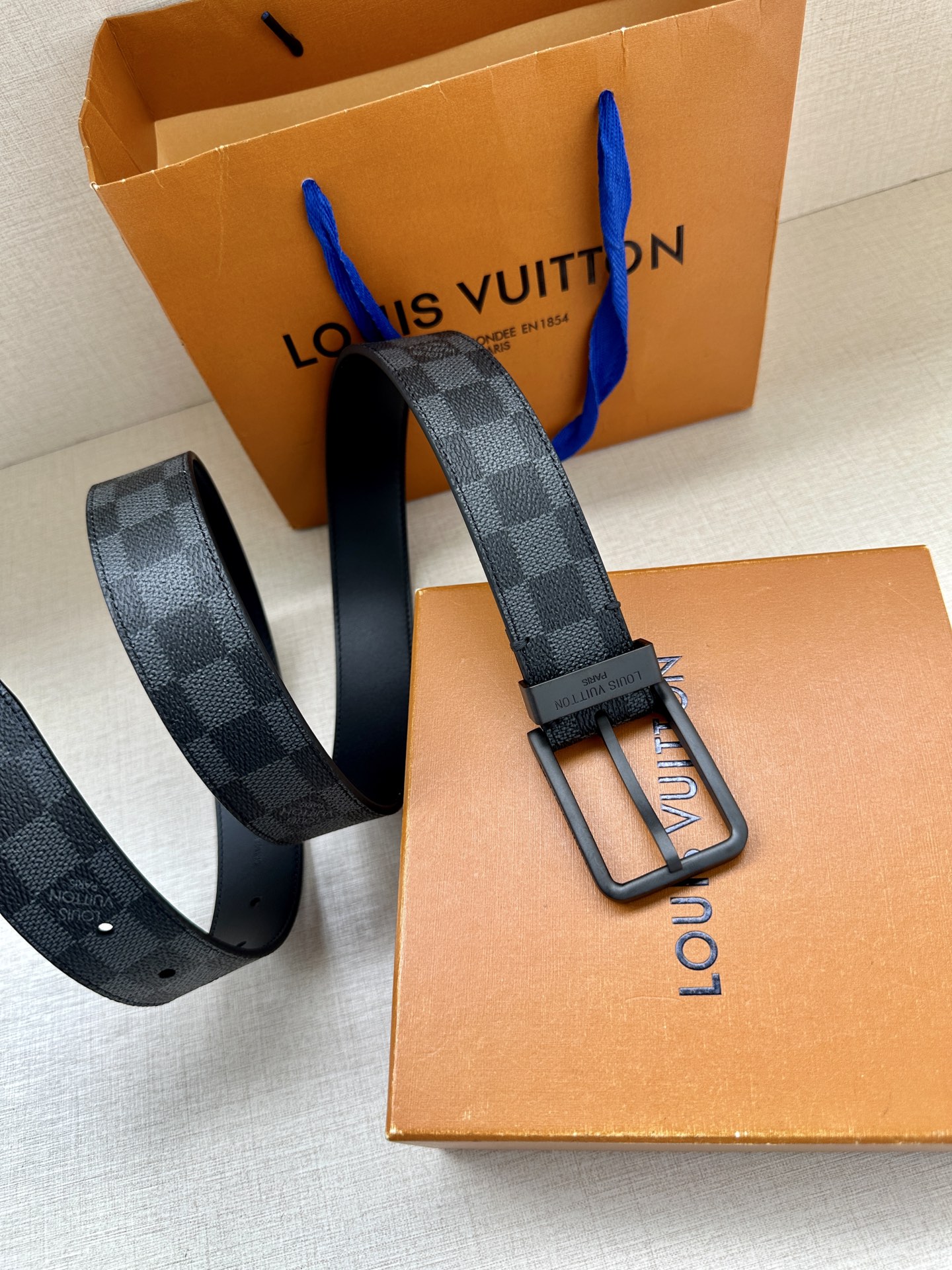 3.4宽 Saint Germain 腰带为 Monogram Eclipse 帆布搭配金属圈，将融入 