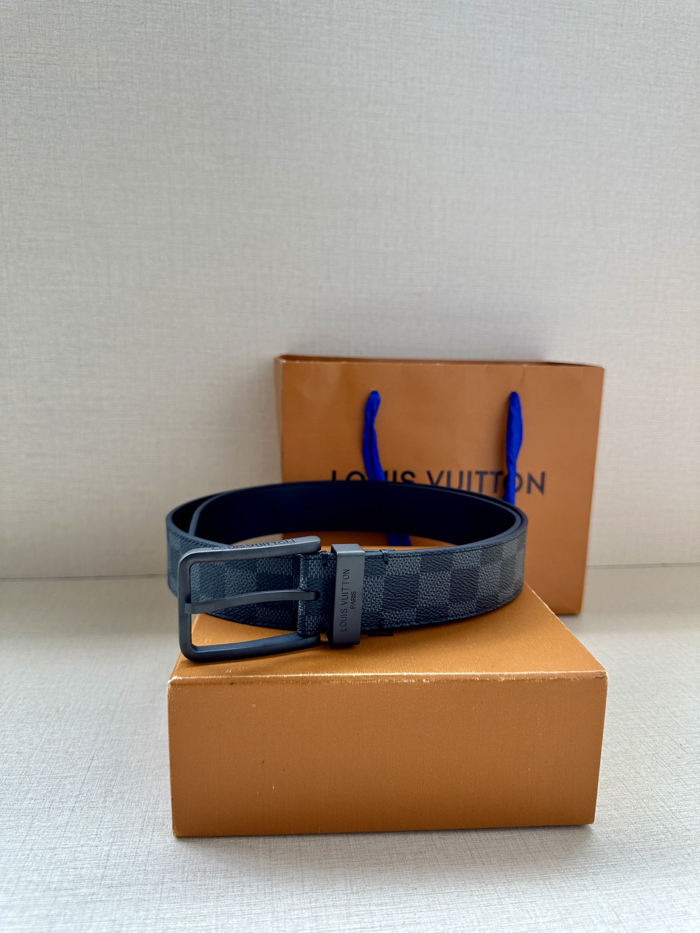 3.4宽 Saint Germain 腰带为 Monogram Eclipse 帆布搭配金属圈，将融入 