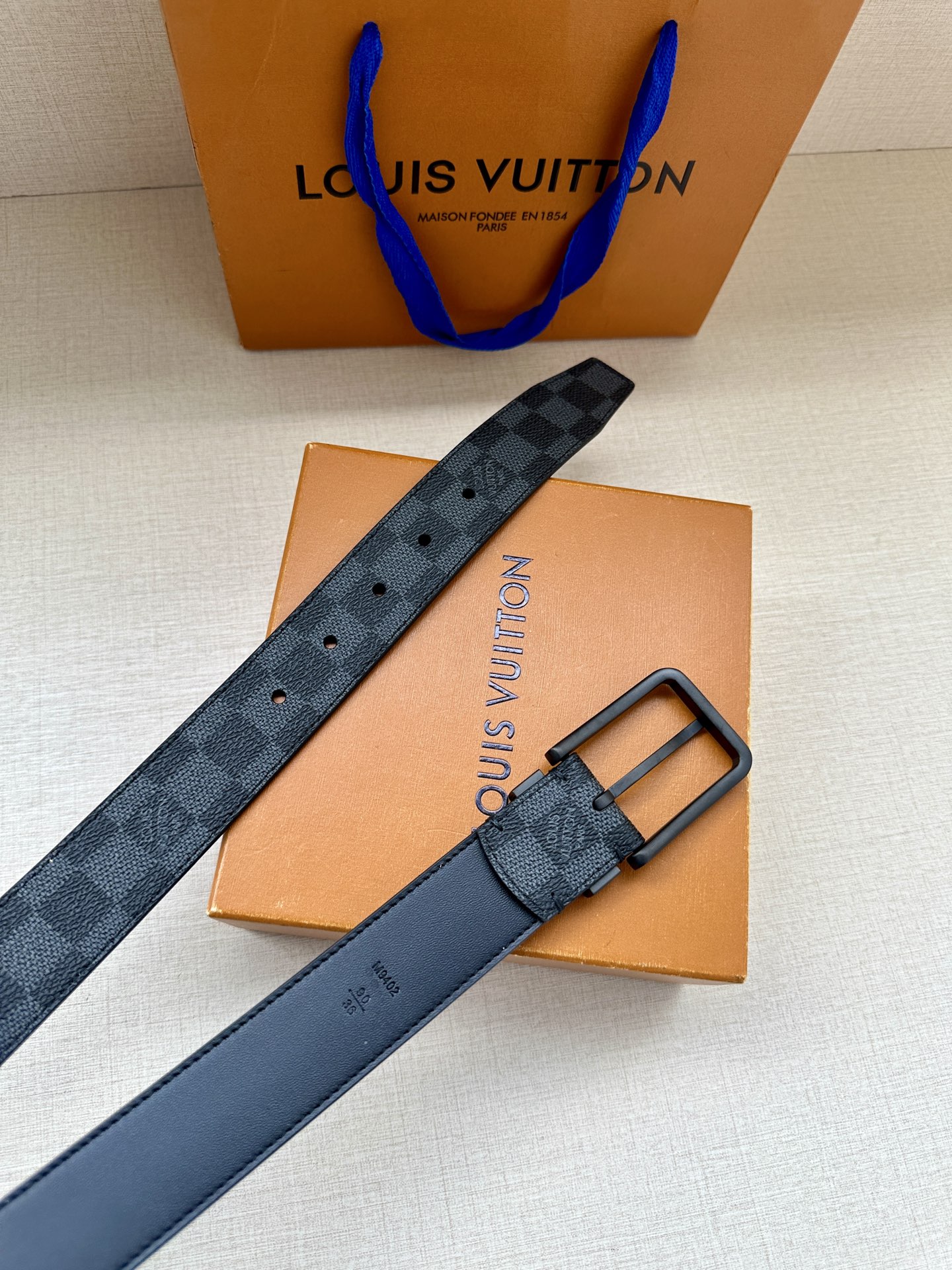 3.4宽 Saint Germain 腰带为 Monogram Eclipse 帆布搭配金属圈，将融入 