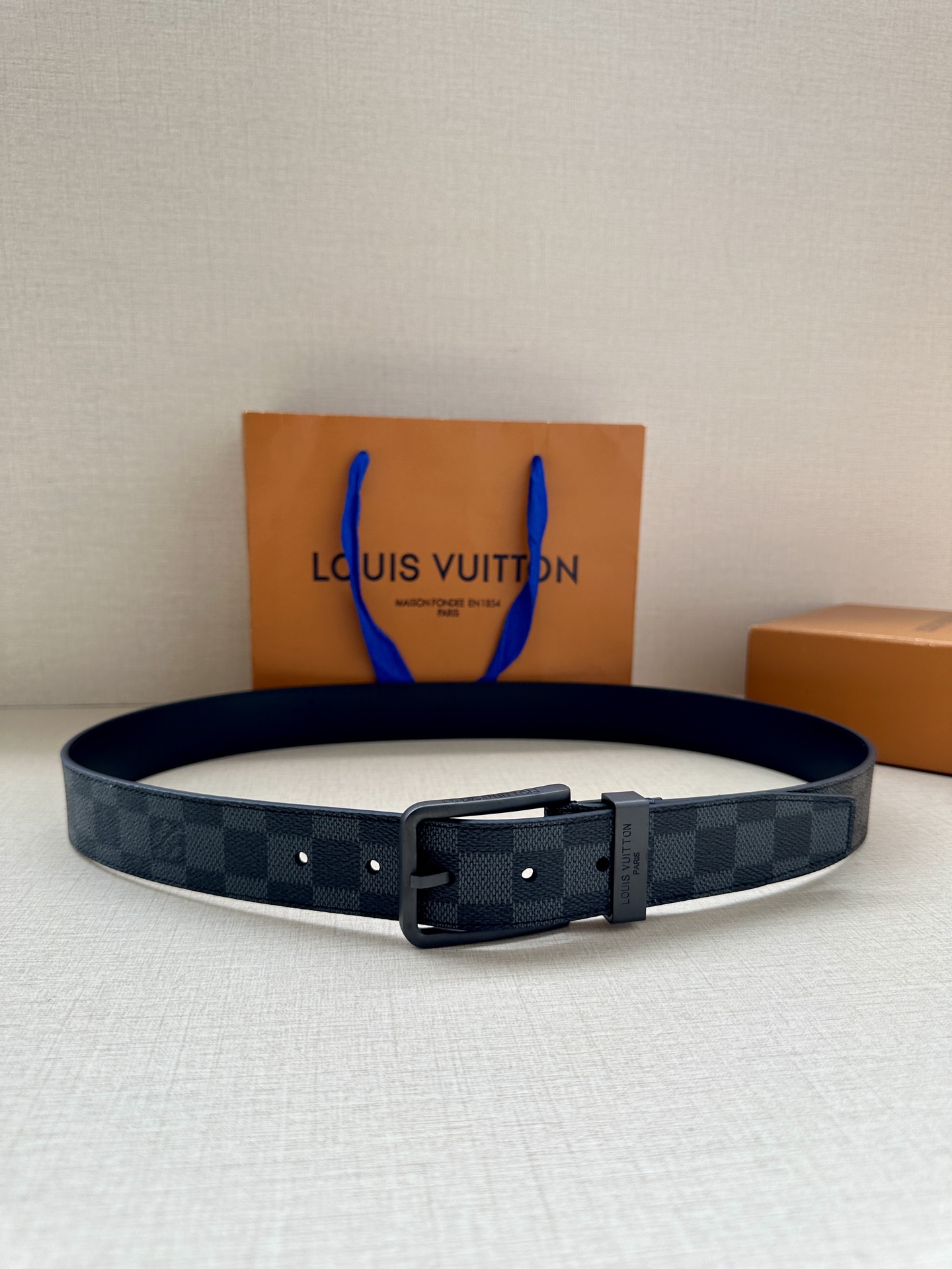 3.4宽 Saint Germain 腰带为 Monogram Eclipse 帆布搭配金属圈，将融入 