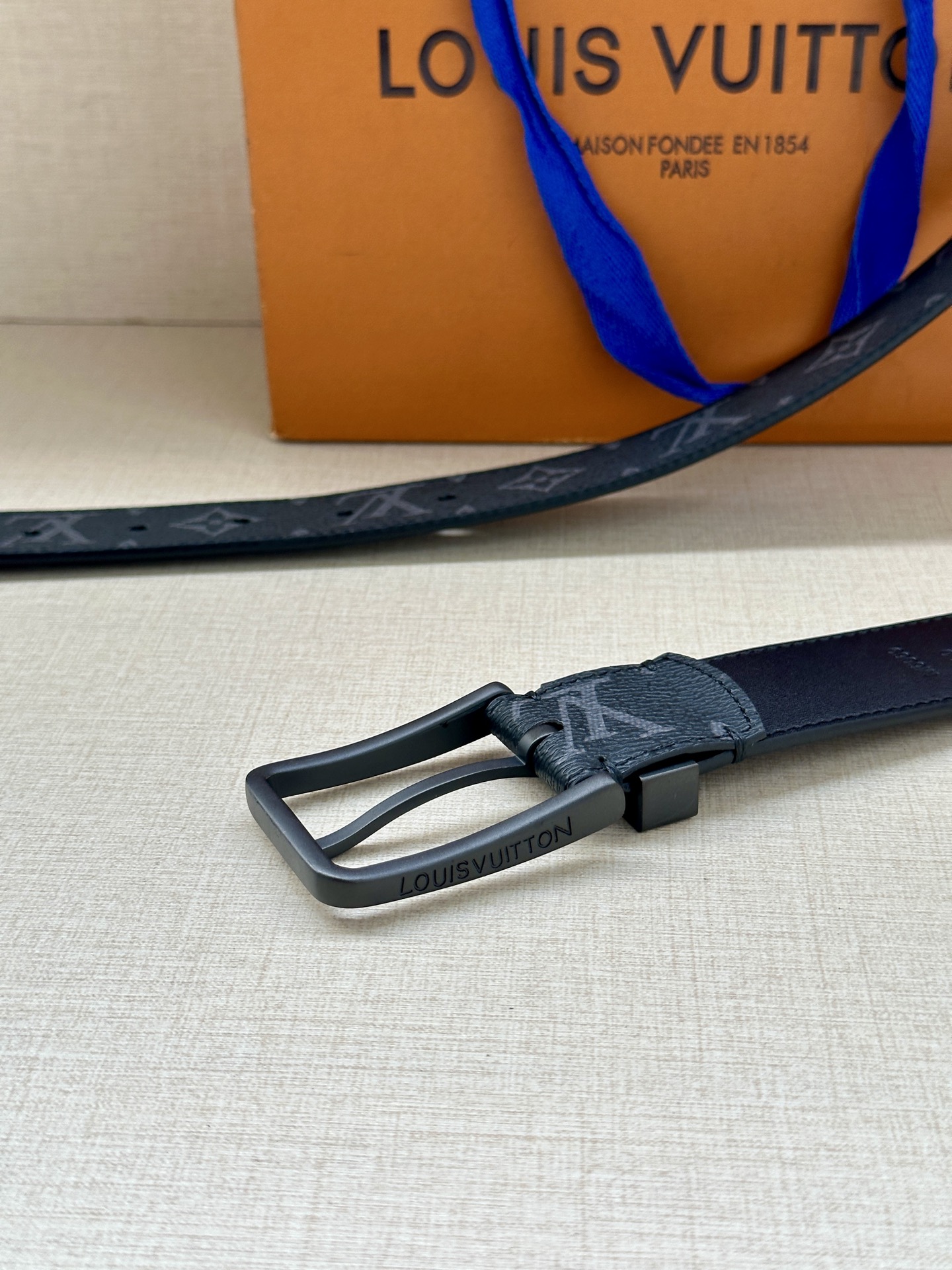 3.4宽 Saint Germain 腰带为 Monogram Eclipse 帆布搭配金属圈，将融入 