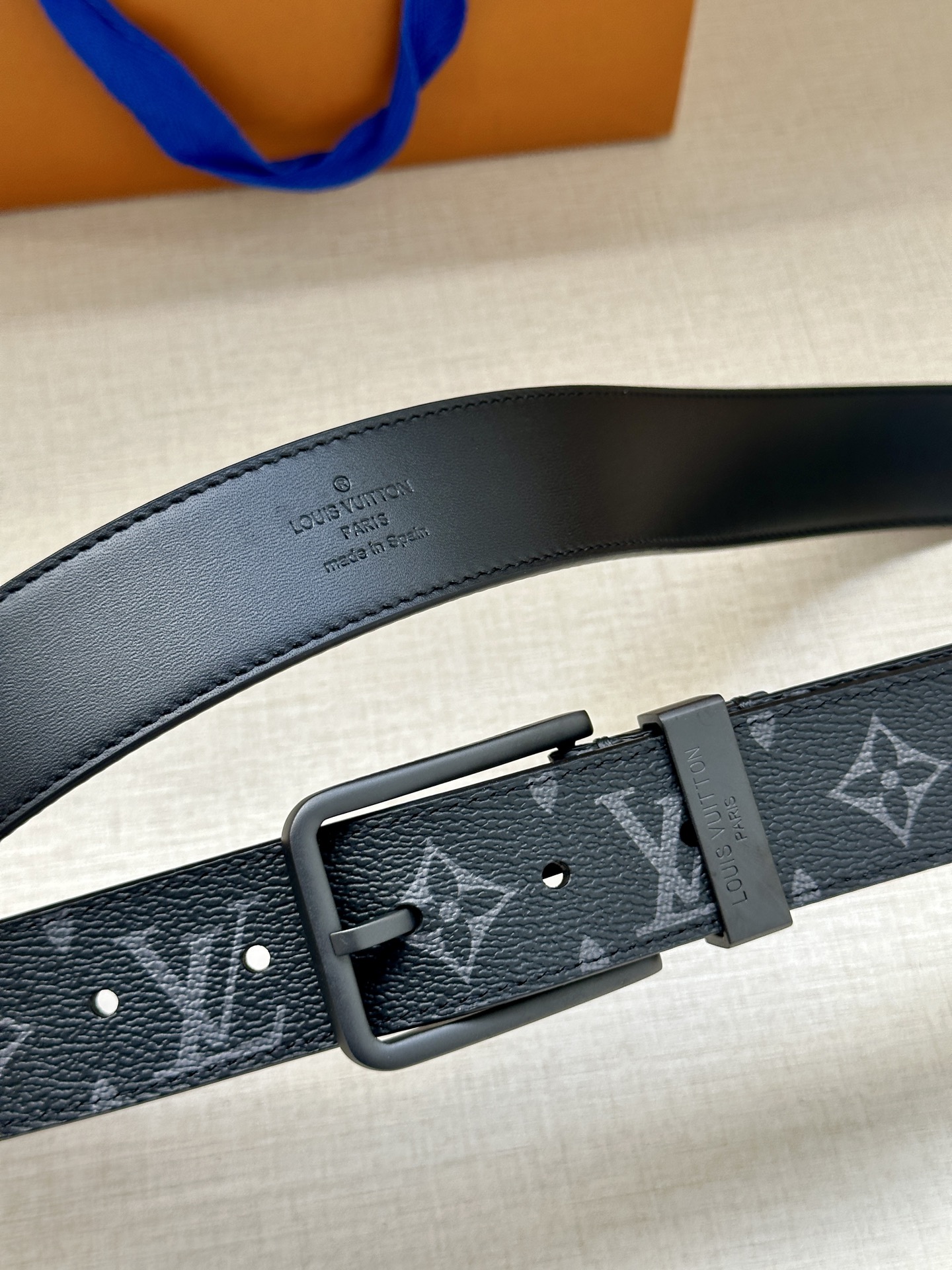 3.4宽 Saint Germain 腰带为 Monogram Eclipse 帆布搭配金属圈，将融入 