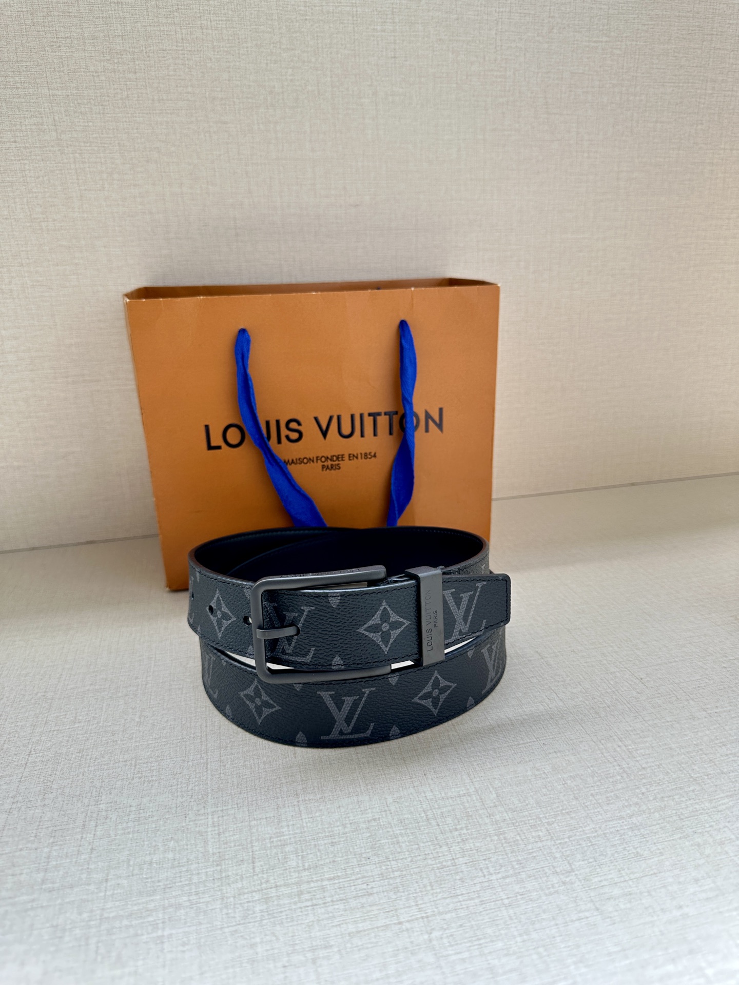 3.4宽 Saint Germain 腰带为 Monogram Eclipse 帆布搭配金属圈，将融入 