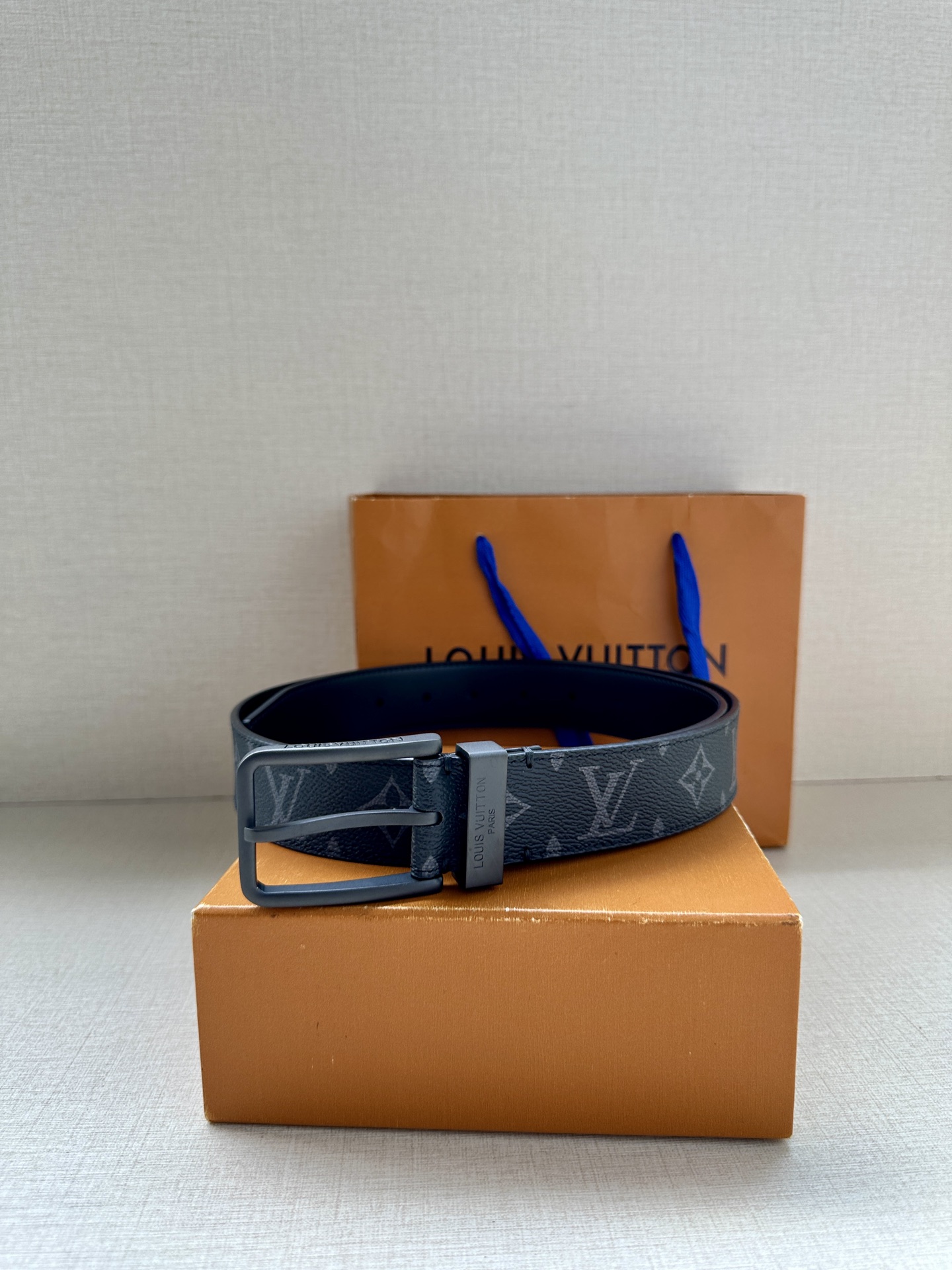 3.4宽 Saint Germain 腰带为 Monogram Eclipse 帆布搭配金属圈，将融入 