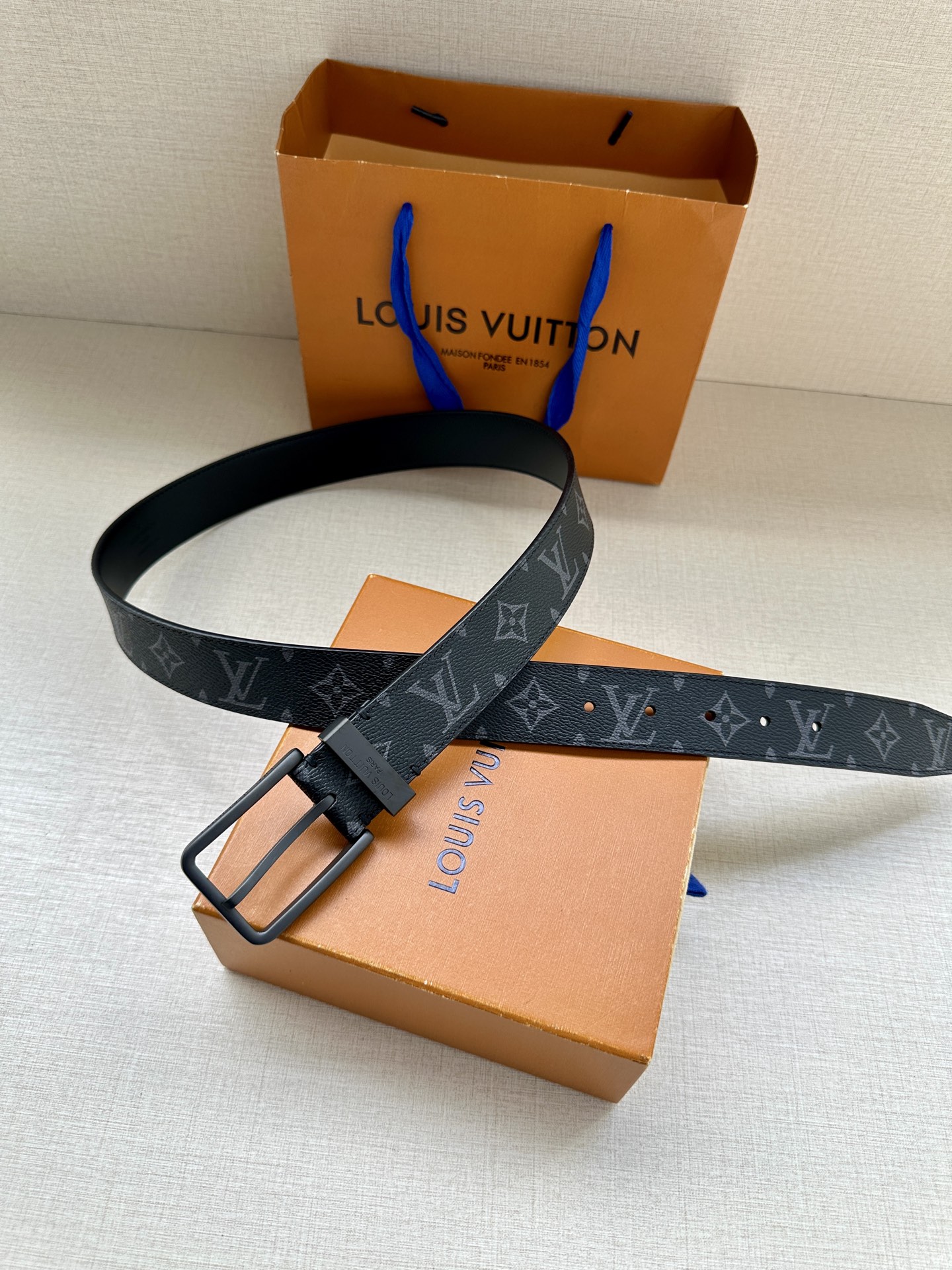 3.4宽 Saint Germain 腰带为 Monogram Eclipse 帆布搭配金属圈，将融入 