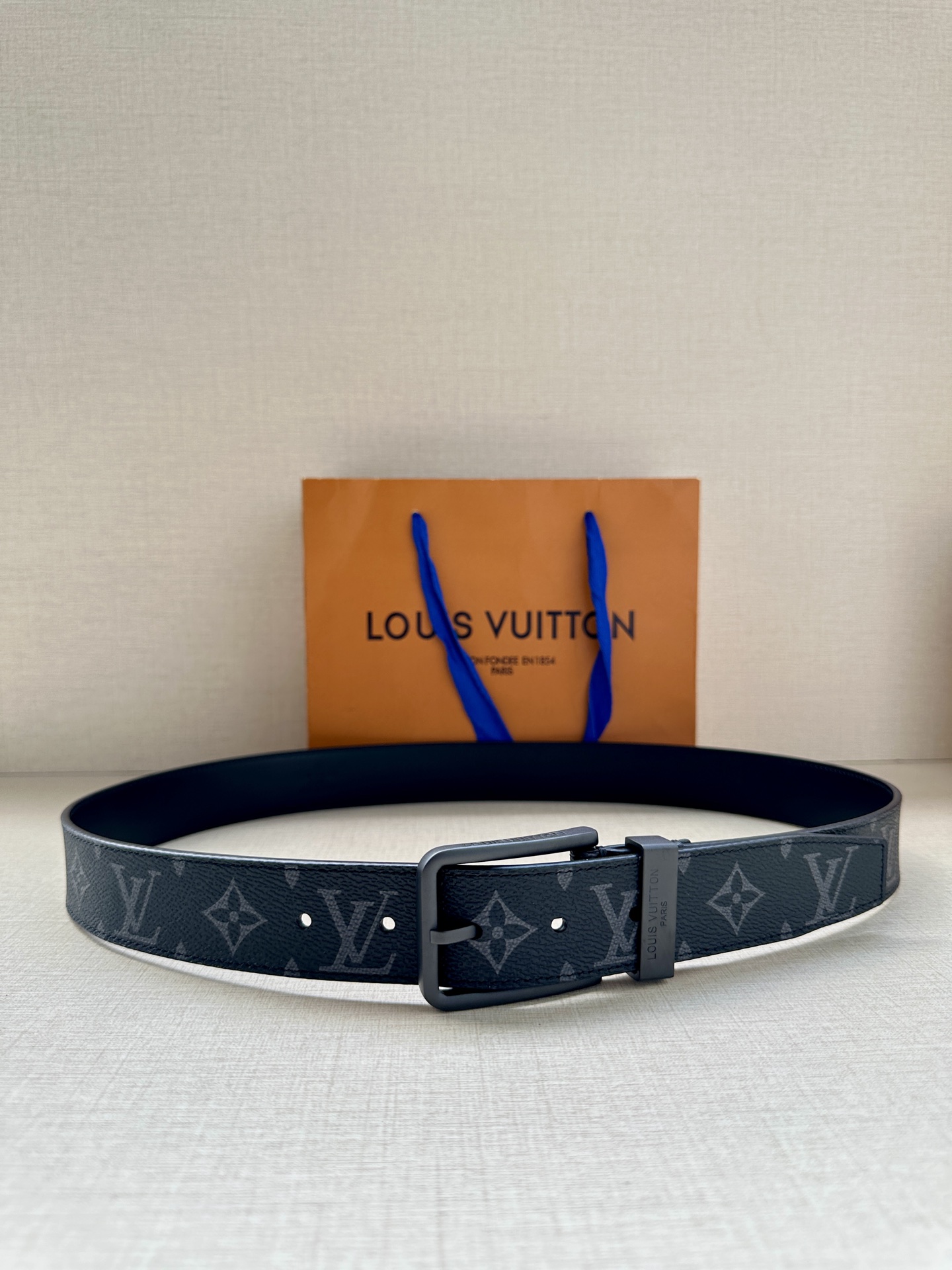 3.4宽 Saint Germain 腰带为 Monogram Eclipse 帆布搭配金属圈，将融入 