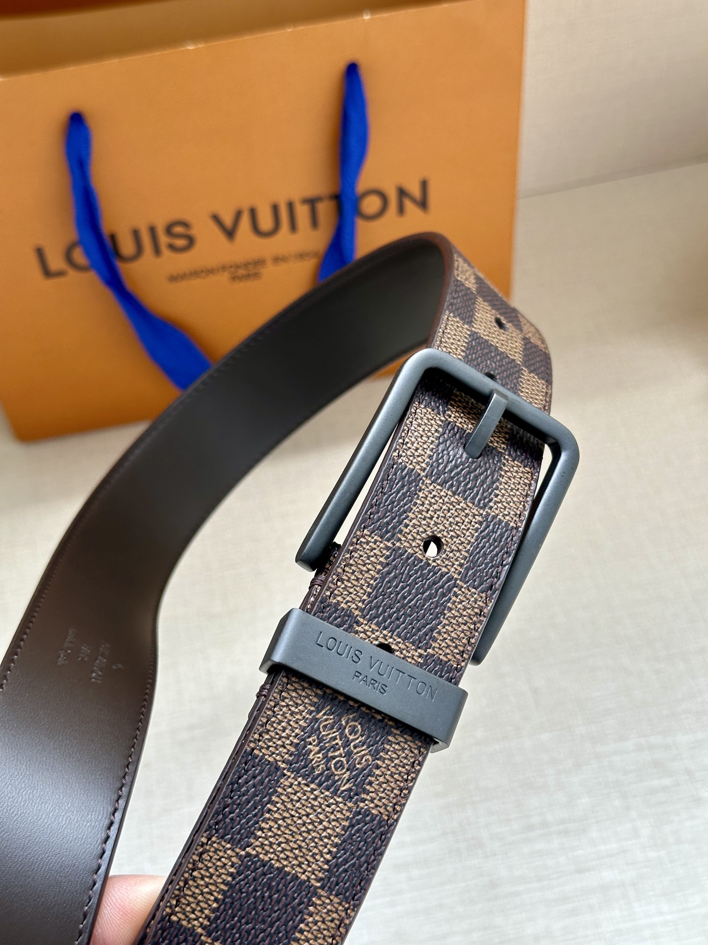 3.4宽 Saint Germain 腰带为 Monogram Eclipse 帆布搭配金属圈，将融入 