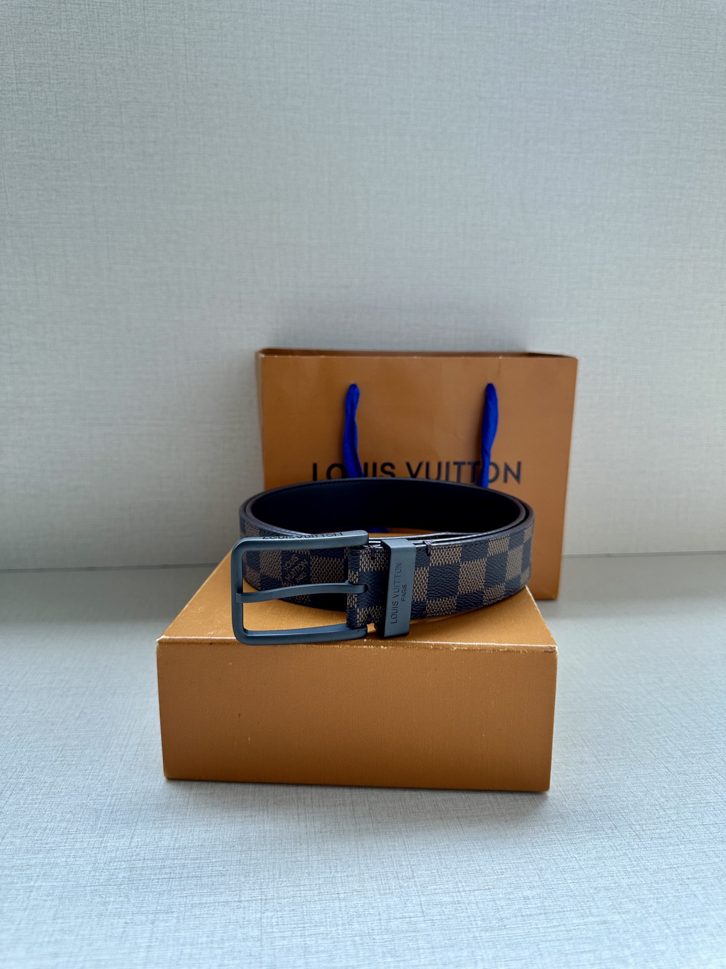 3.4宽 Saint Germain 腰带为 Monogram Eclipse 帆布搭配金属圈，将融入 