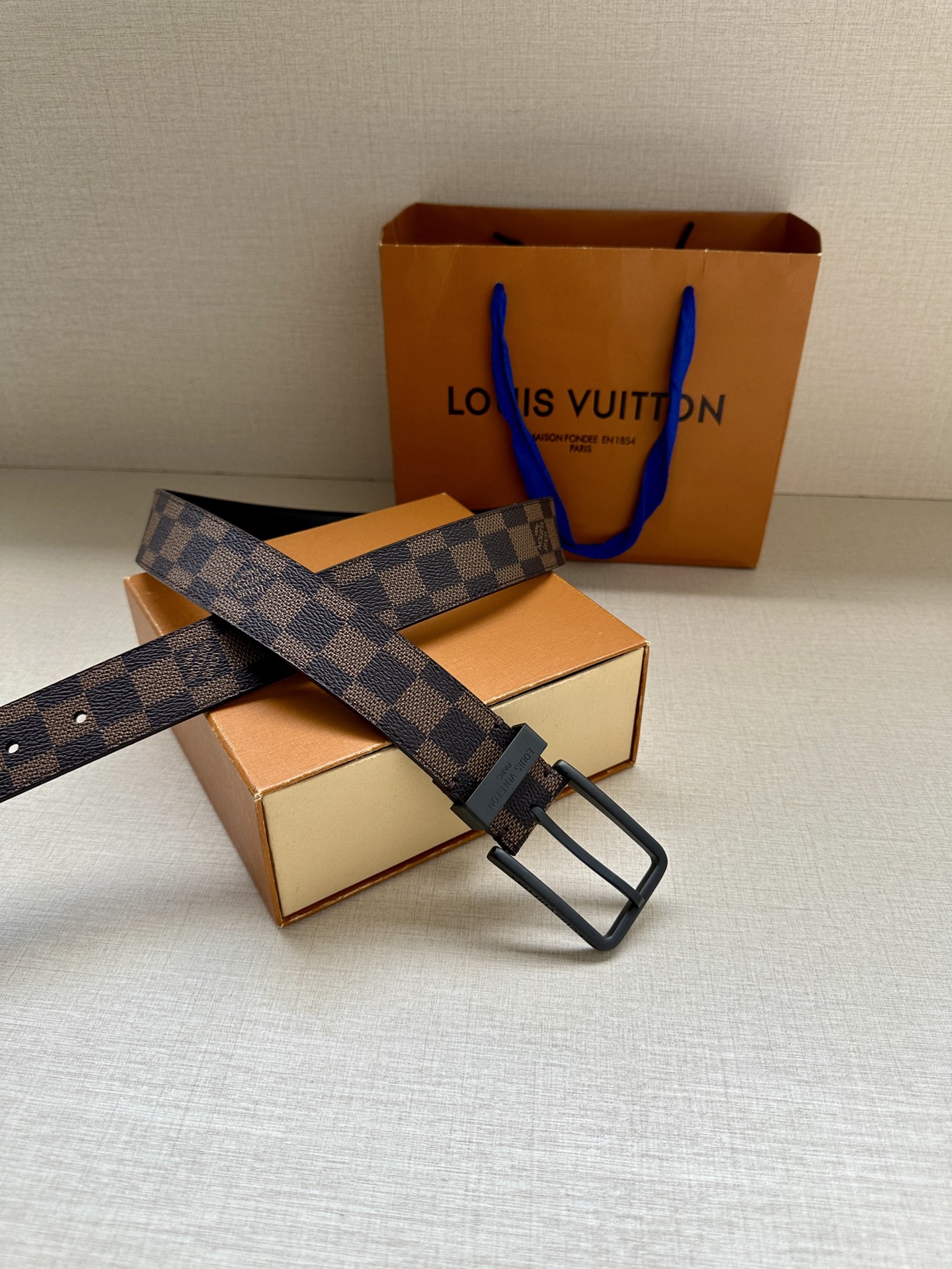 3.4宽 Saint Germain 腰带为 Monogram Eclipse 帆布搭配金属圈，将融入 