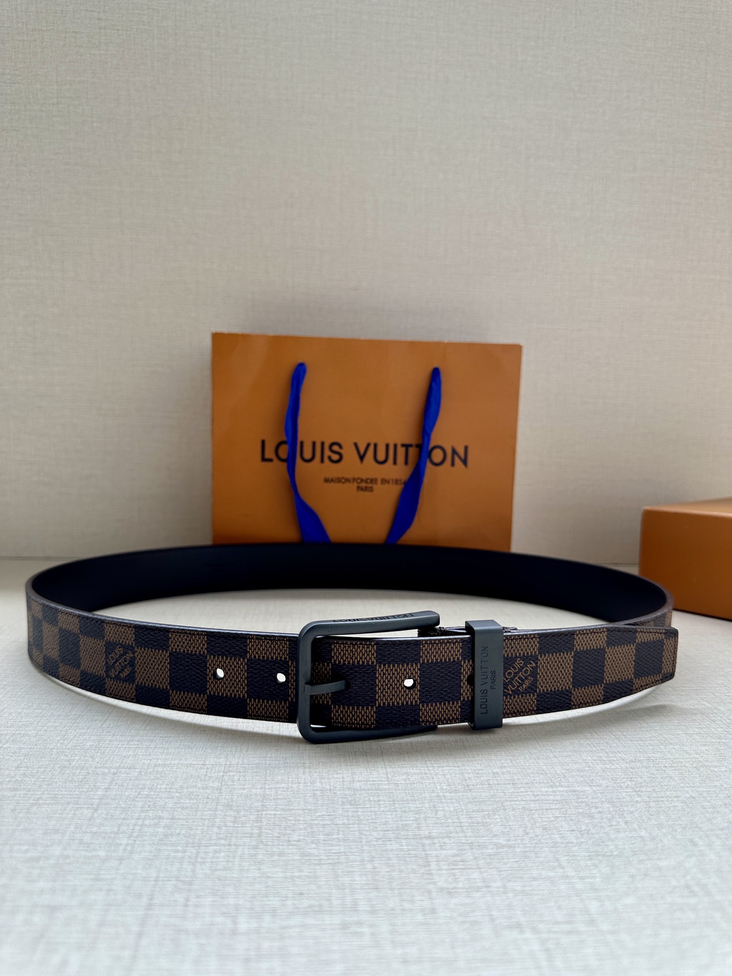 3.4宽 Saint Germain 腰带为 Monogram Eclipse 帆布搭配金属圈，将融入 