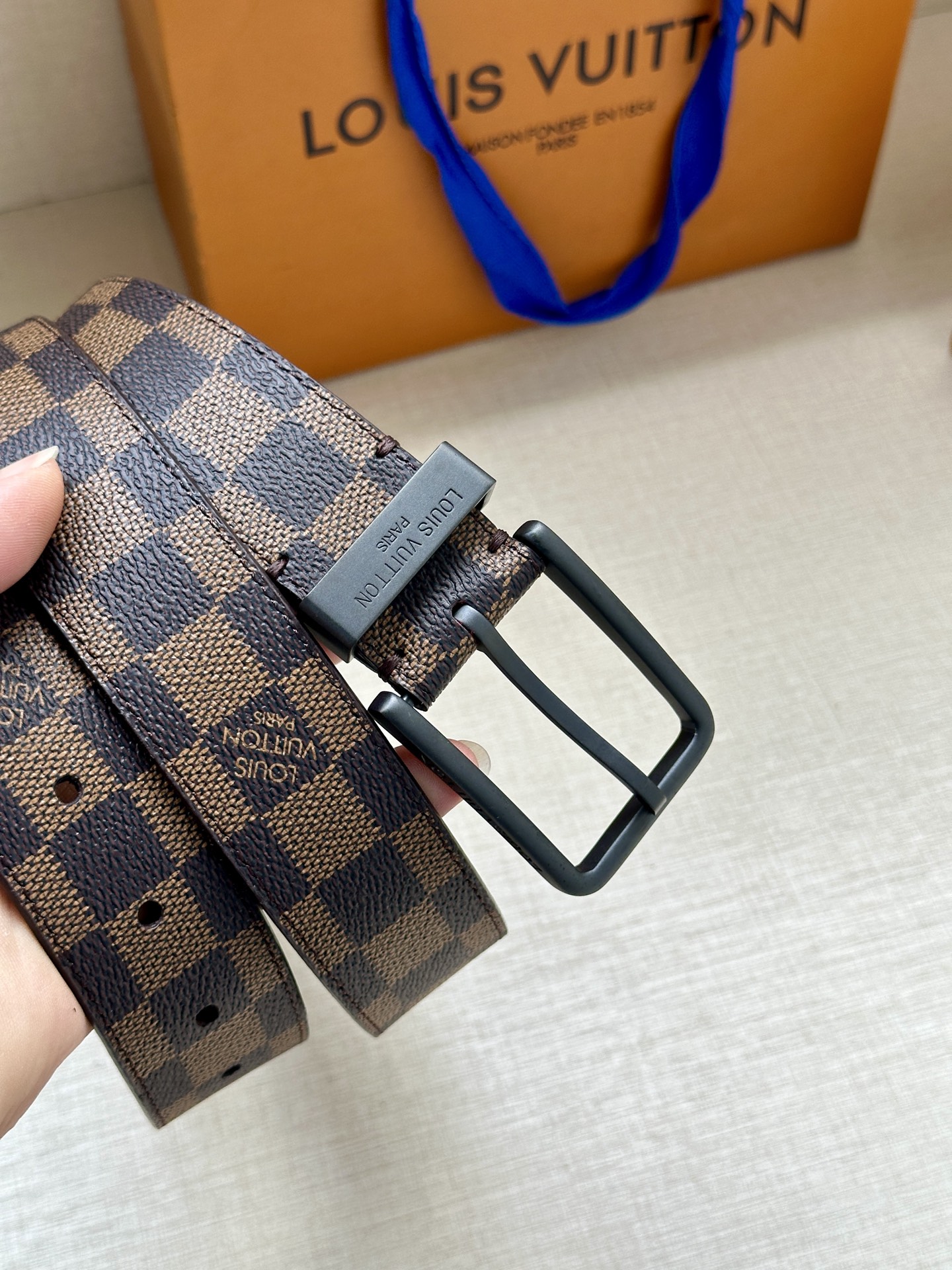 3.4宽 Saint Germain 腰带为 Monogram Eclipse 帆布搭配金属圈，将融入 