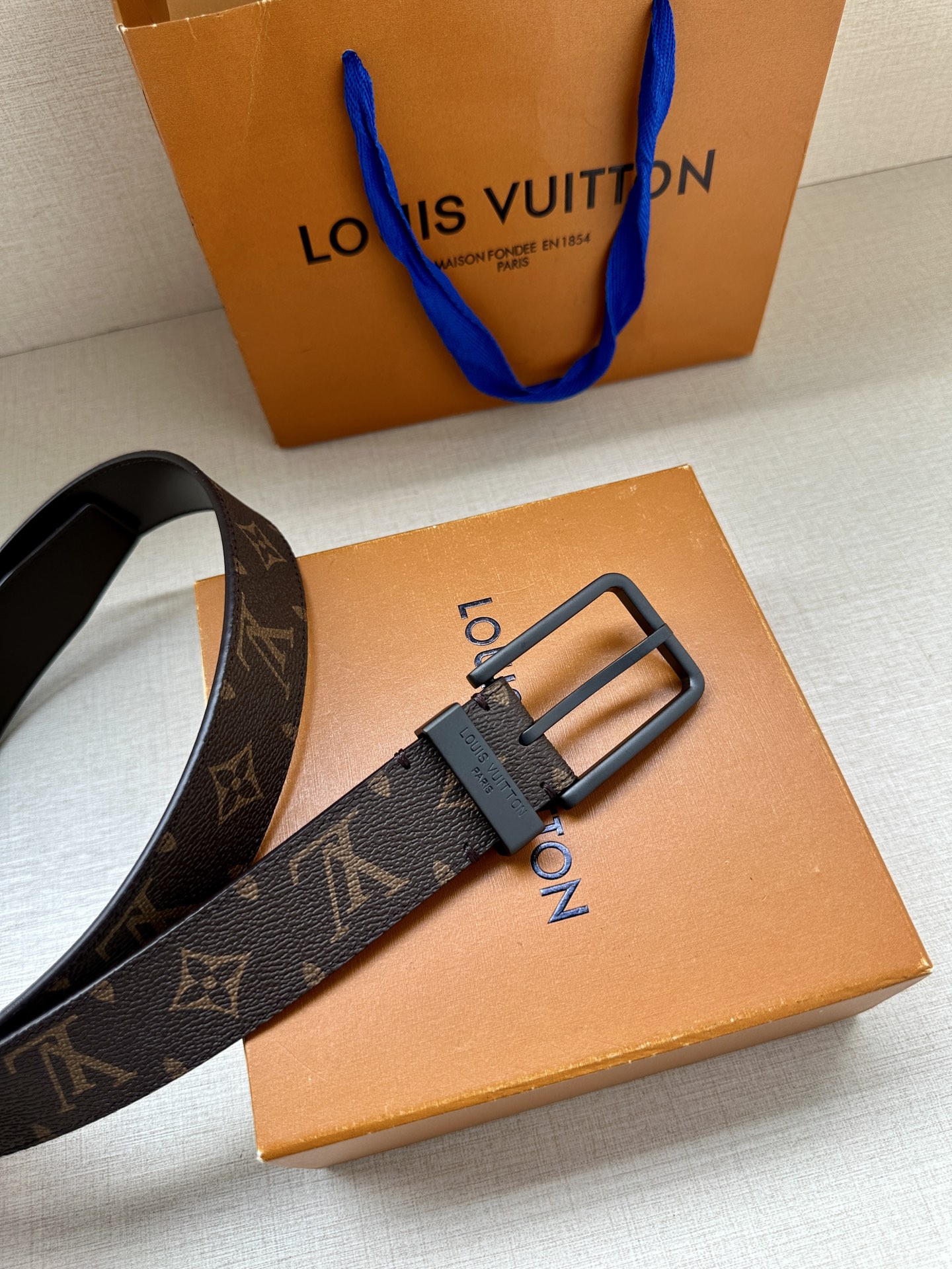 3.4宽 Saint Germain 腰带为 Monogram Eclipse 帆布搭配金属圈，将融入 