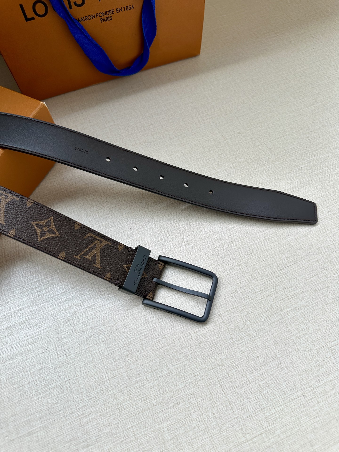 3.4宽 Saint Germain 腰带为 Monogram Eclipse 帆布搭配金属圈，将融入 