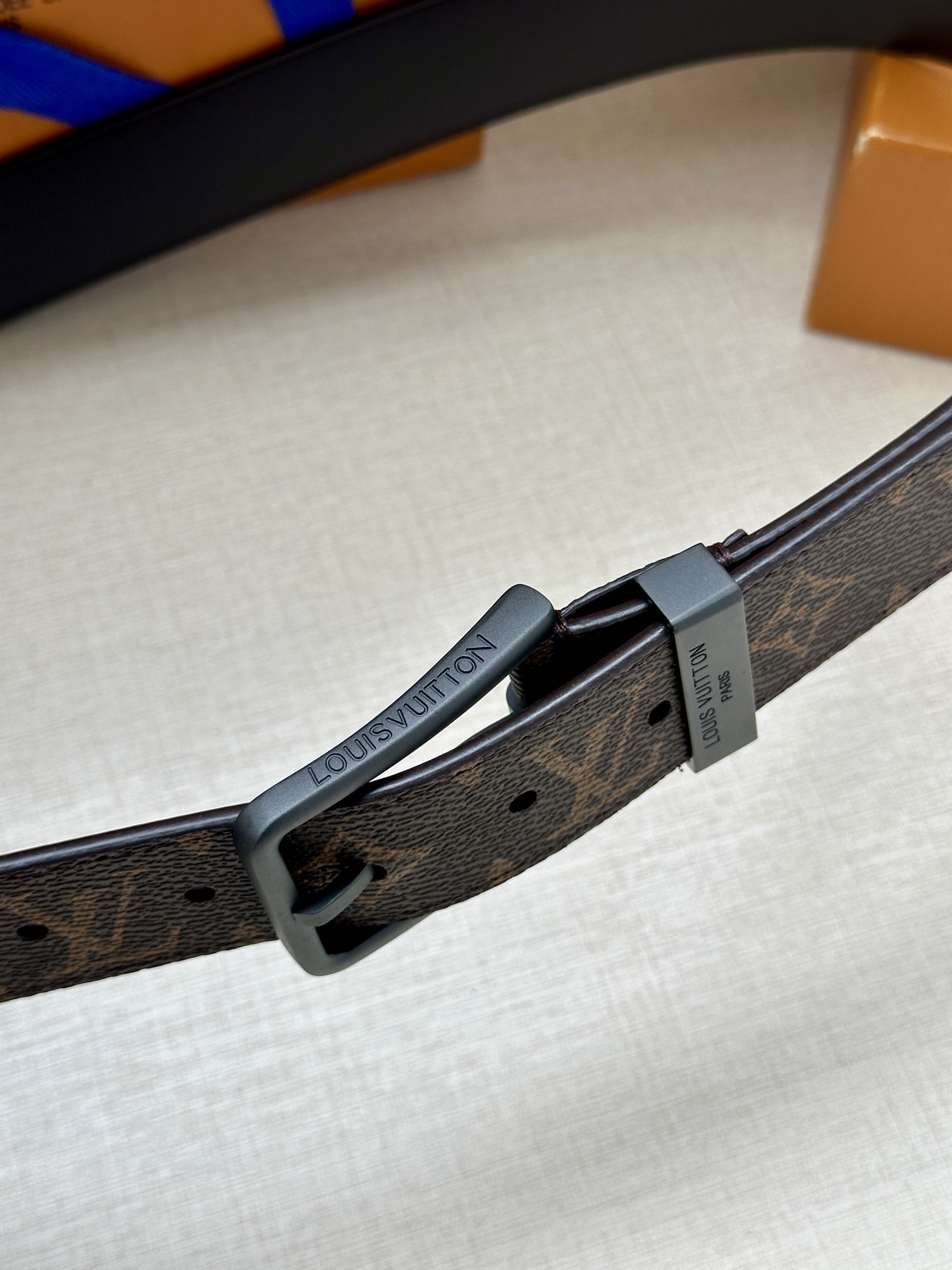 3.4宽 Saint Germain 腰带为 Monogram Eclipse 帆布搭配金属圈，将融入 