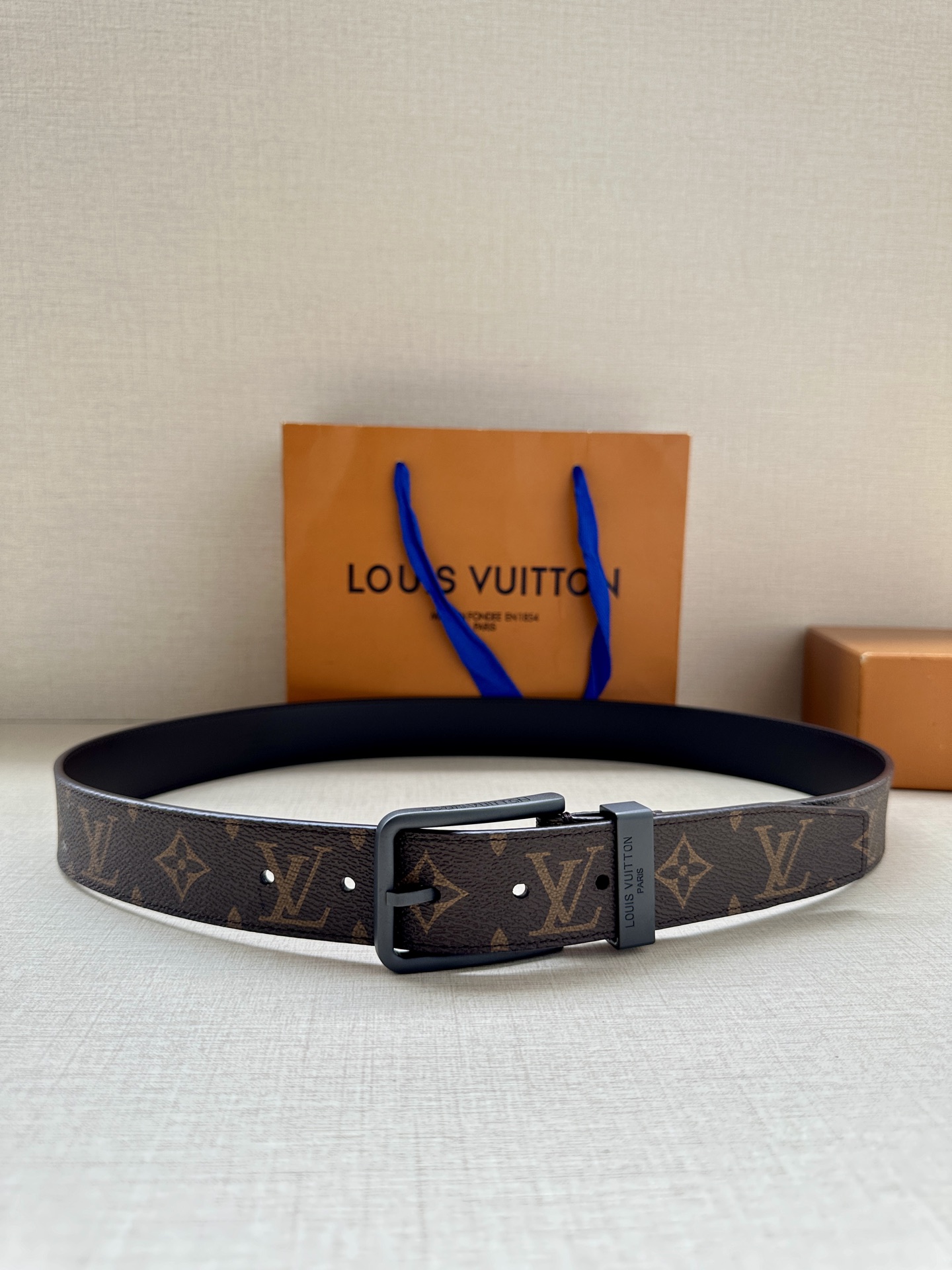 3.4宽 Saint Germain 腰带为 Monogram Eclipse 帆布搭配金属圈，将融入 