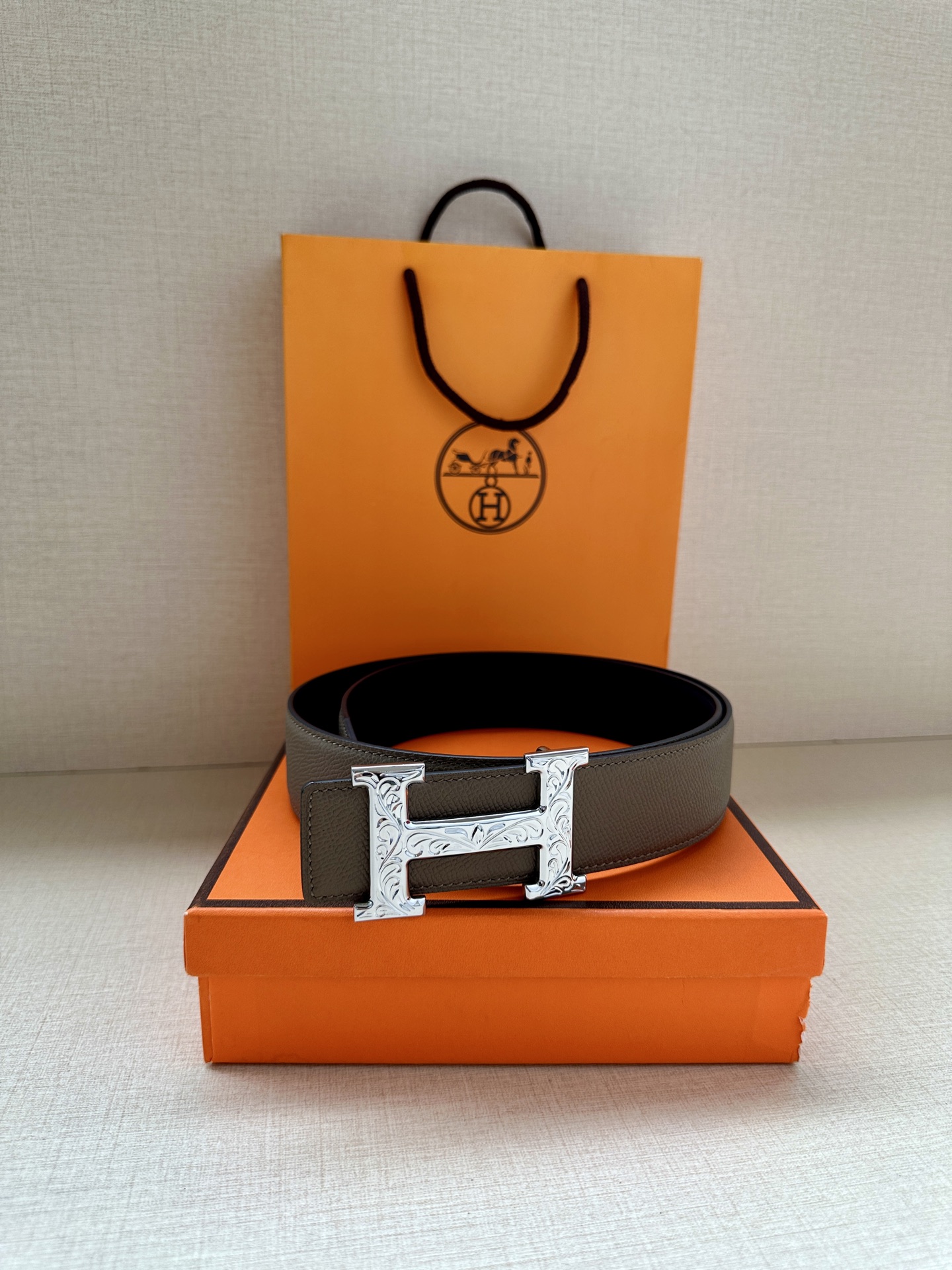 宽度:3.8 爱马仕—-意大利进口头层手掌纹 可用搭配真空电镀雕花纯铜 经典款式，专柜有售，市场顶级品质