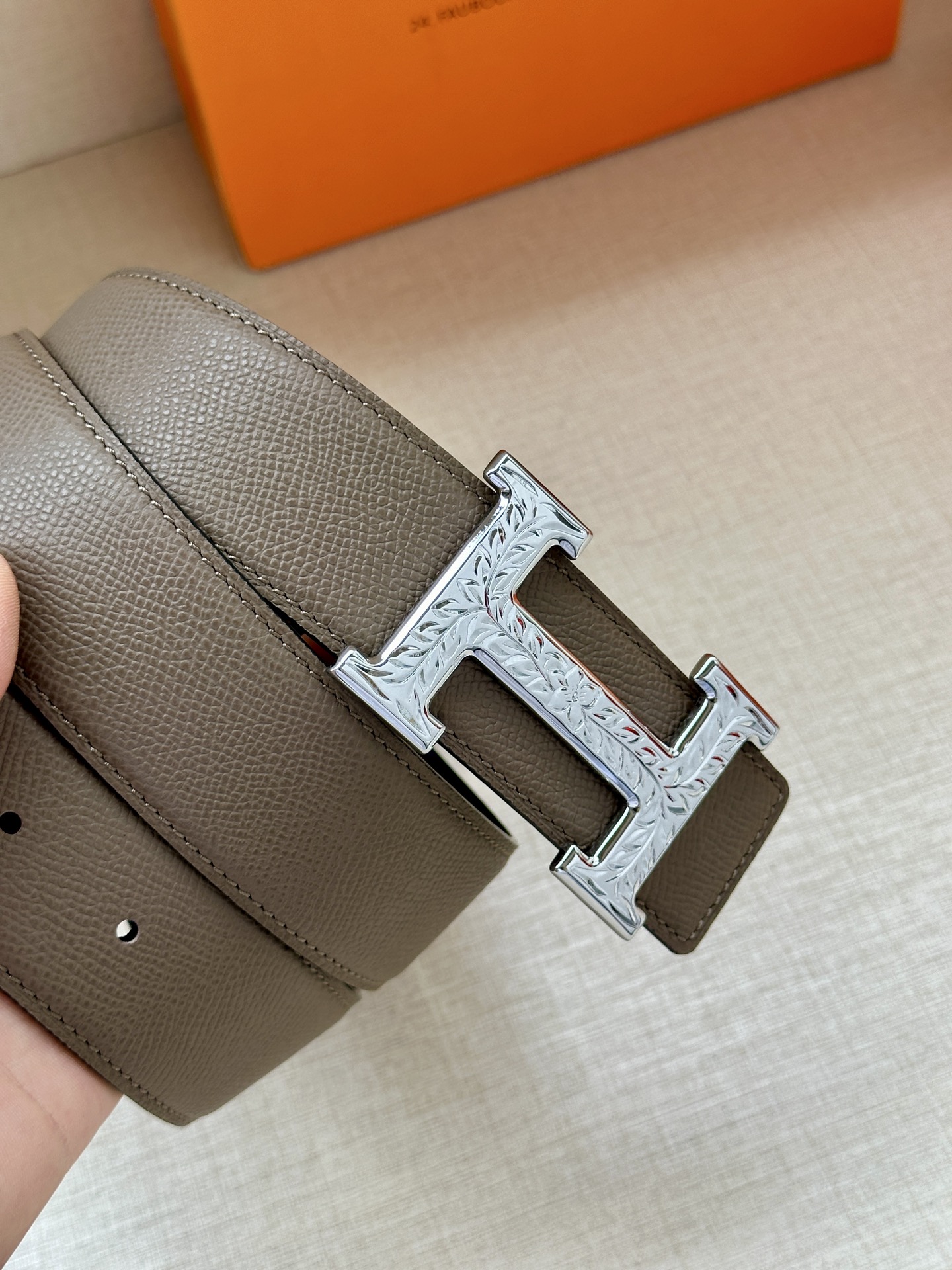 宽度:3.8 爱马仕—-意大利进口头层手掌纹 可用搭配真空电镀雕花纯铜 经典款式，专柜有售，市场顶级品质