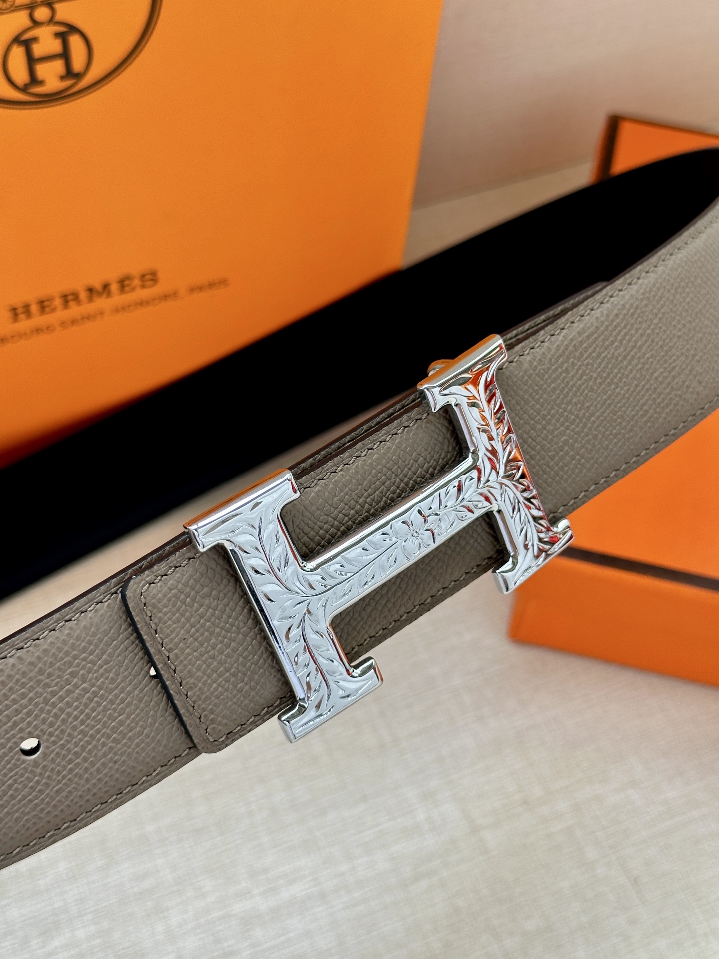 宽度:3.8 爱马仕—-意大利进口头层手掌纹 可用搭配真空电镀雕花纯铜 经典款式，专柜有售，市场顶级品质