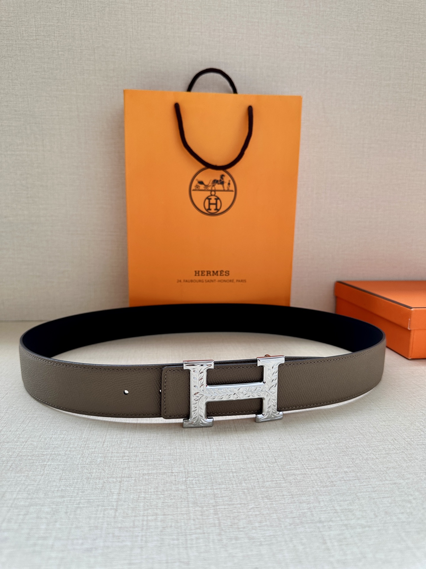 宽度:3.8 爱马仕—-意大利进口头层手掌纹 可用搭配真空电镀雕花纯铜 经典款式，专柜有售，市场顶级品质