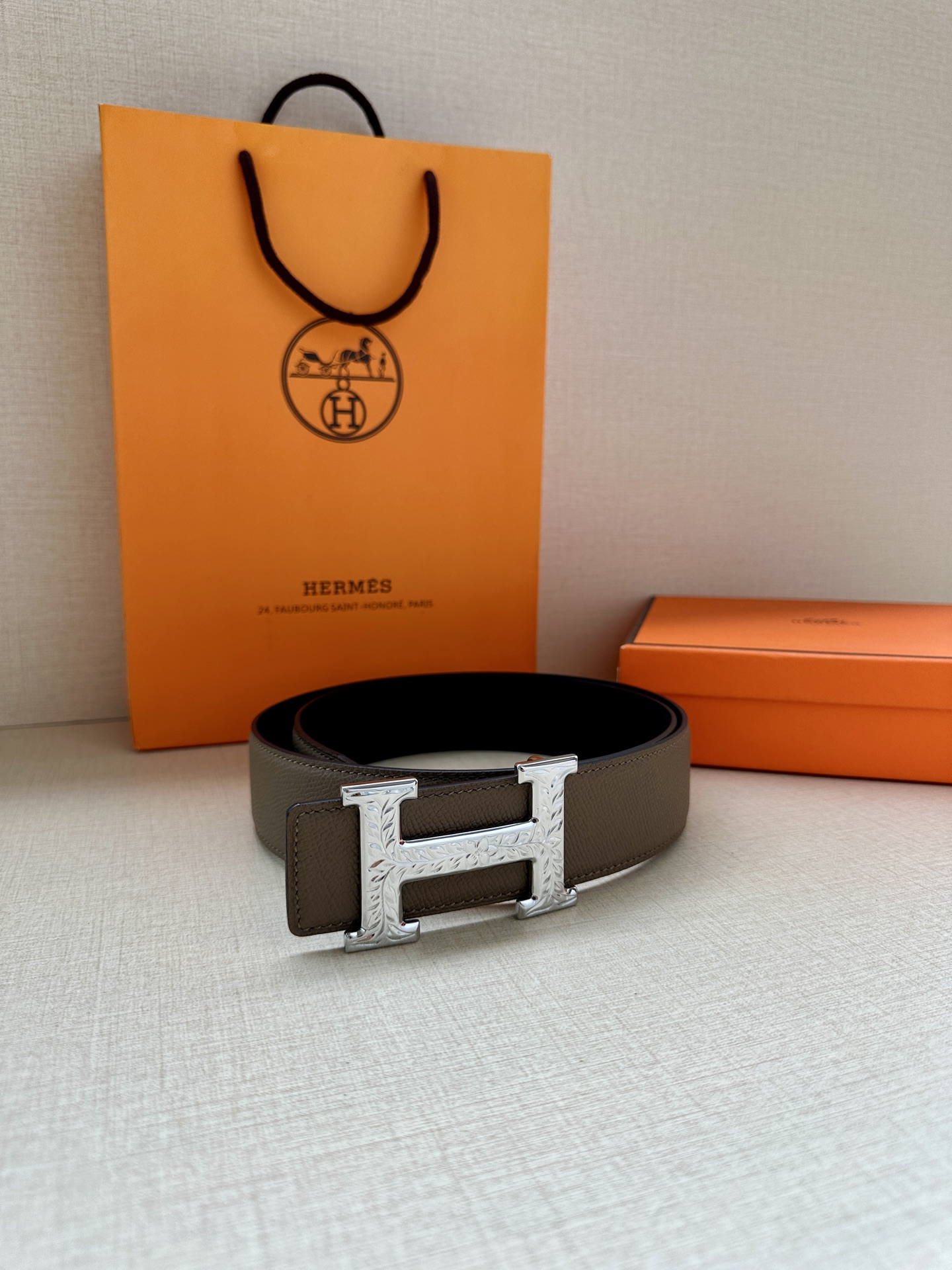 宽度:3.8 爱马仕—-意大利进口头层手掌纹 可用搭配真空电镀雕花纯铜 经典款式，专柜有售，市场顶级品质